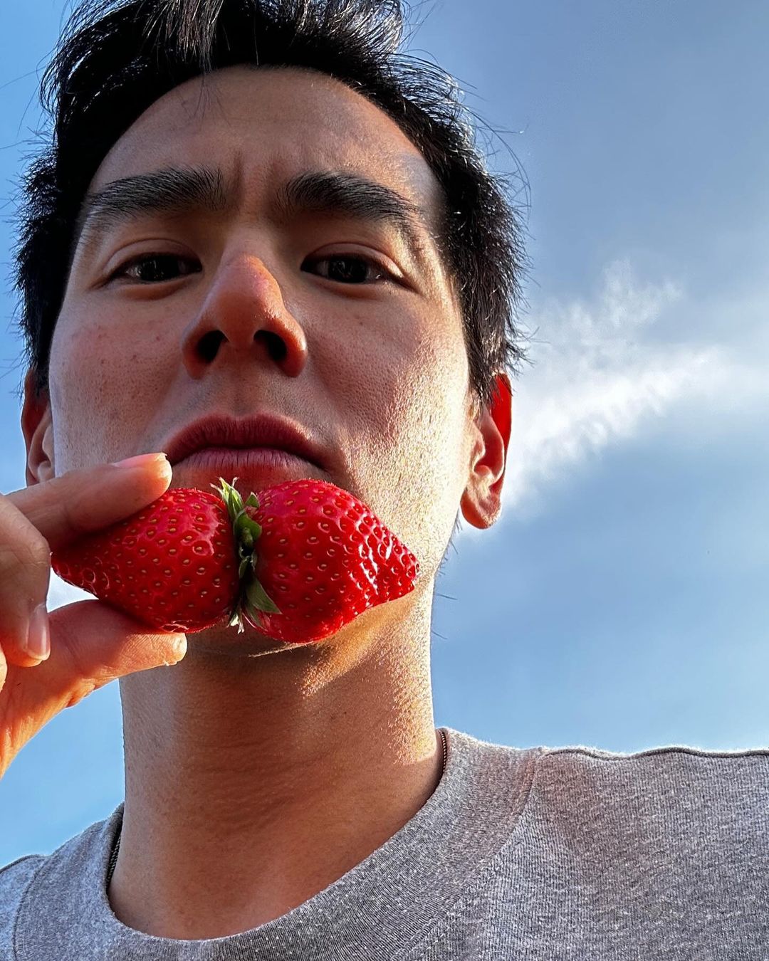 之前彭于晏還與媽媽一起去採草莓，人與草莓一樣都很可口。（彭于晏IG）