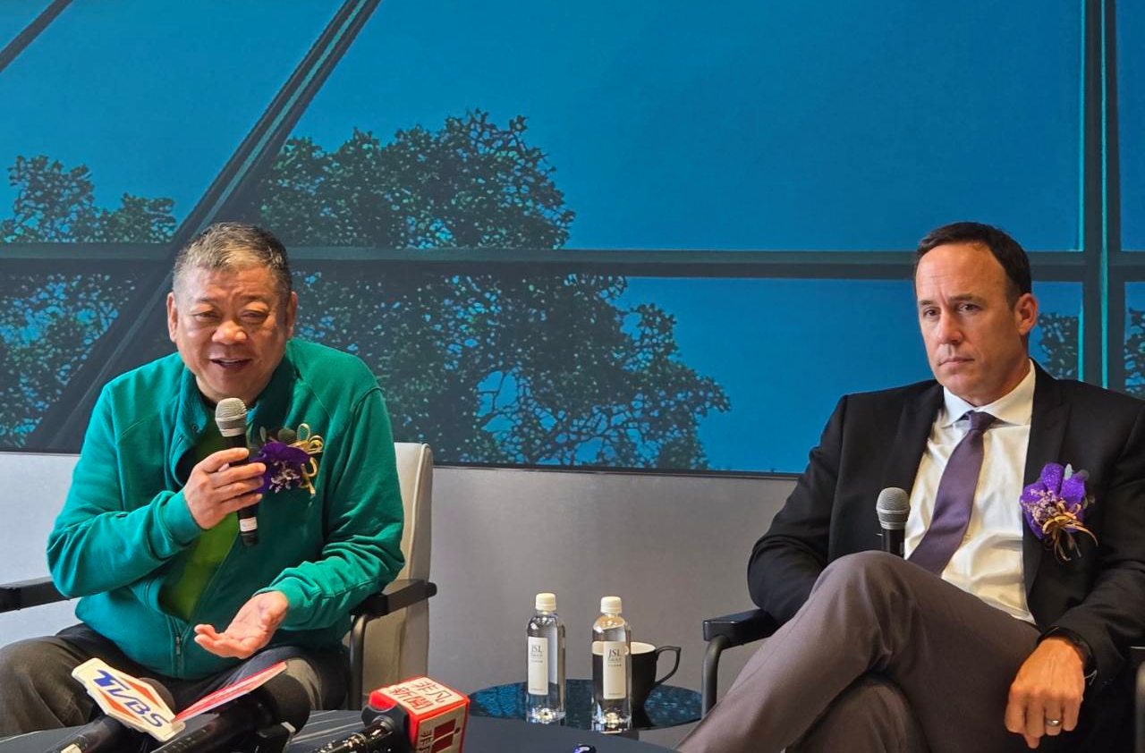 甲山林集團再度與美國UL Solutions合作，推自建案雙認證，27日舉辦簽約儀式。（左為甲山林集團董事長祝文宇、右為UL 軟體與顧問副總裁 Sean McCrady）