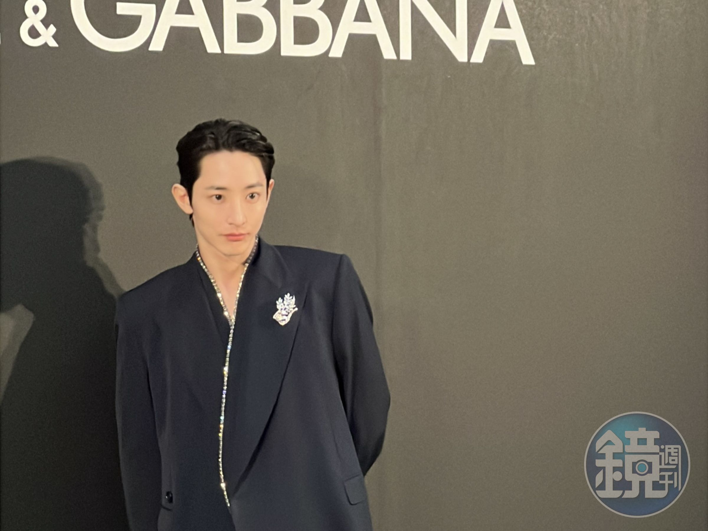 李洙赫穿著Dolce&Gabbana標誌性設計大劍領西裝、搭配超寬鬆黑色長褲出席旗艦店開幕記者會。