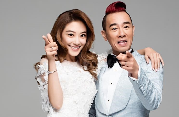 陳小春（右）日前以政協委員身分出席惠州政協會議，桌前名牌寫著「陳泰銓」，意外曝光他早已低調改名的事實。左為老婆應采兒。（翻攝自臉書／陳小春應采兒）