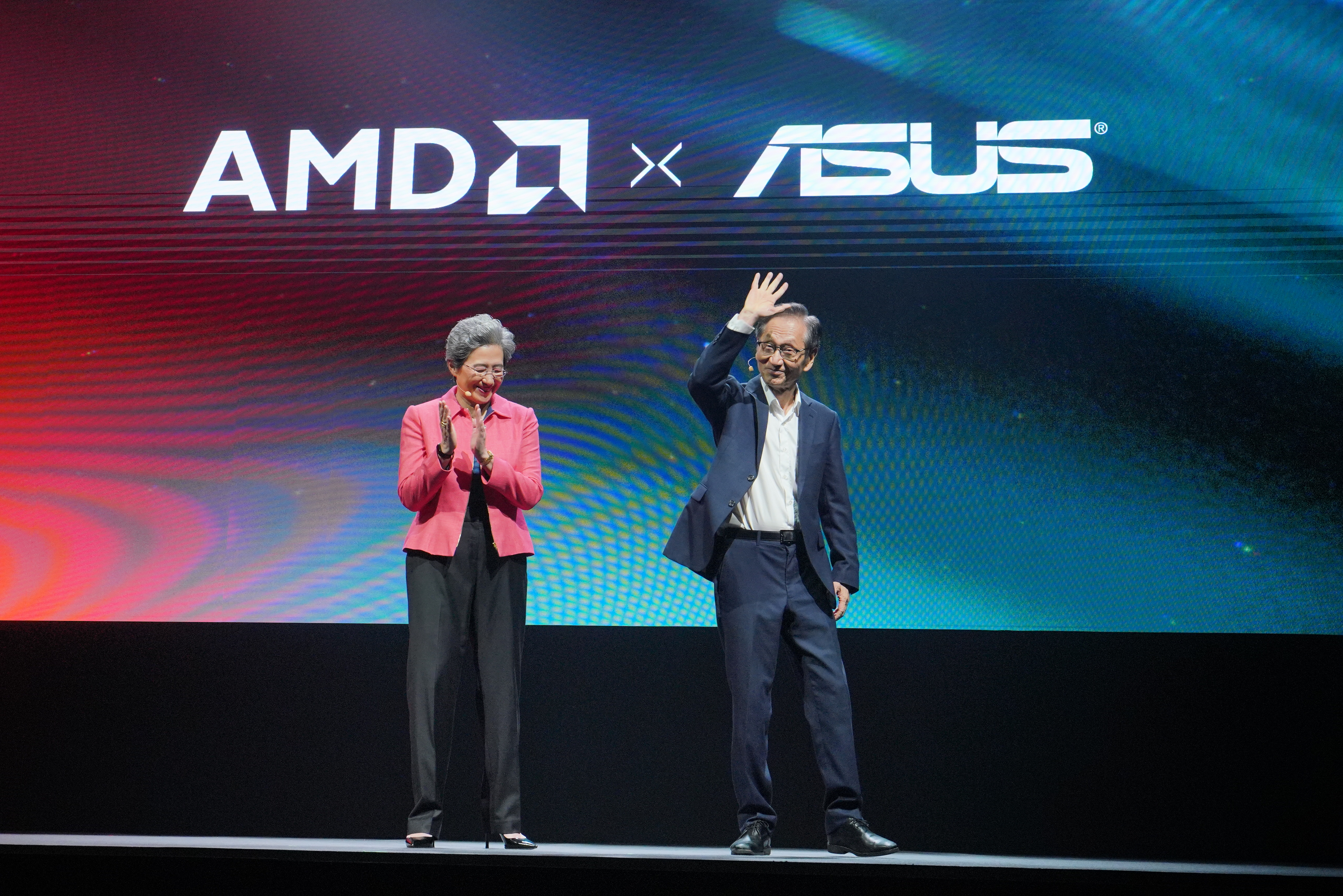 施崇棠（右）搶先一步與蘇姿丰（左）對談，預告華碩將與超微更深度合作，推出更多的AI解決方案。