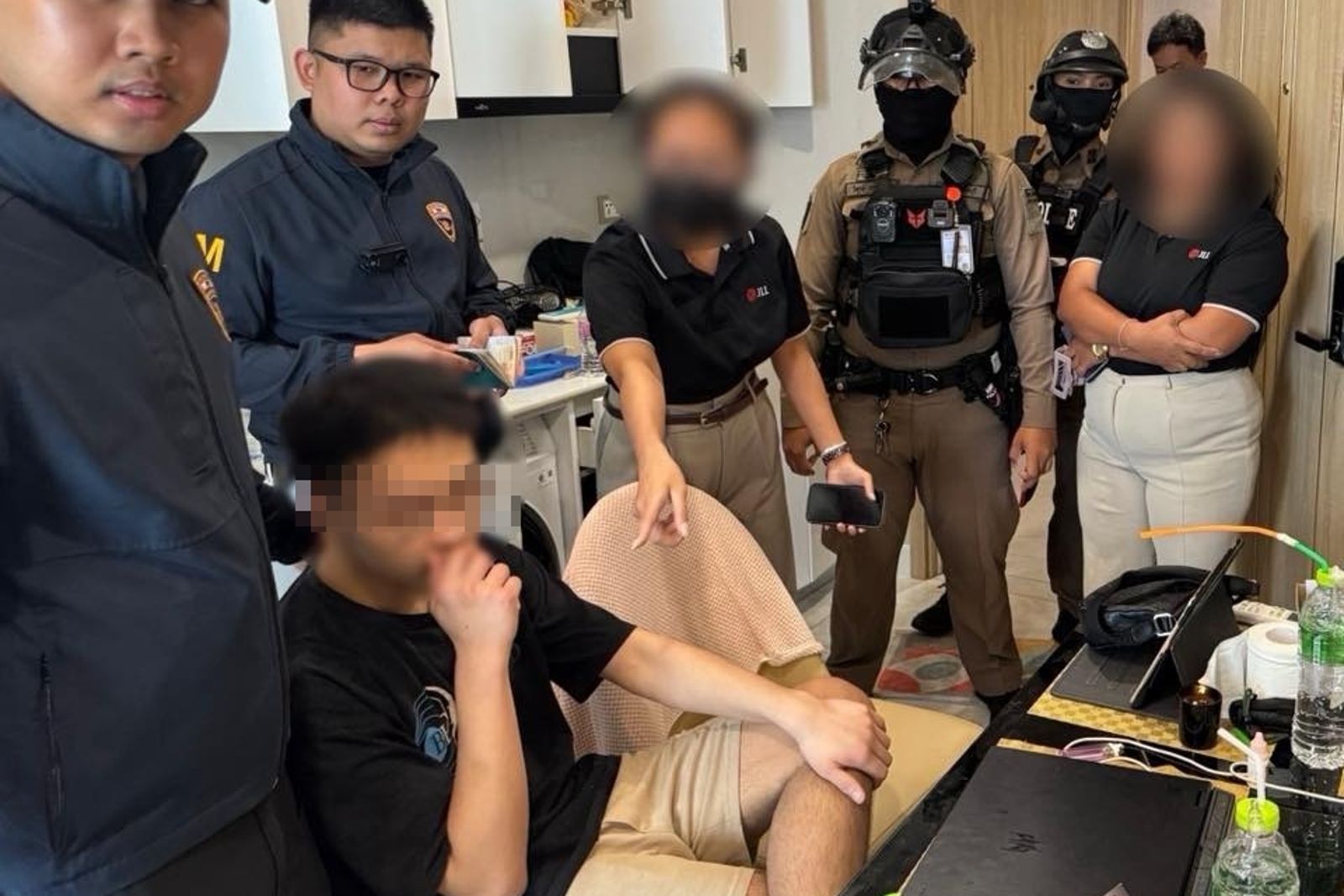 據報，他常在房內舉辦吸毒派對，並聘請伴遊女郎參與。（翻攝畫面）