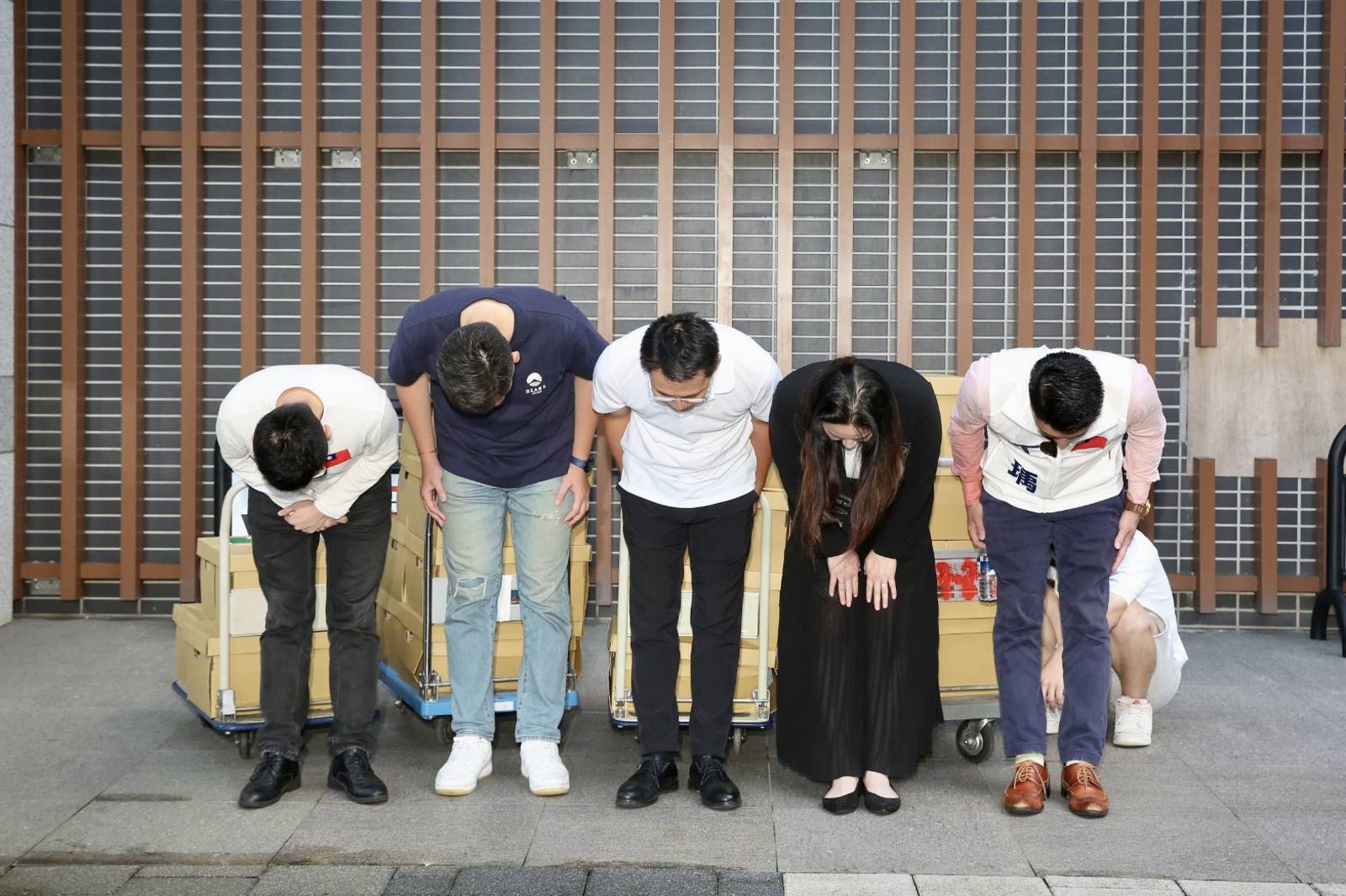 張克晉直到收件時間截止都沒有現身,罷免吳思瑤行動正式宣告失敗。(鏡報董孟航攝)