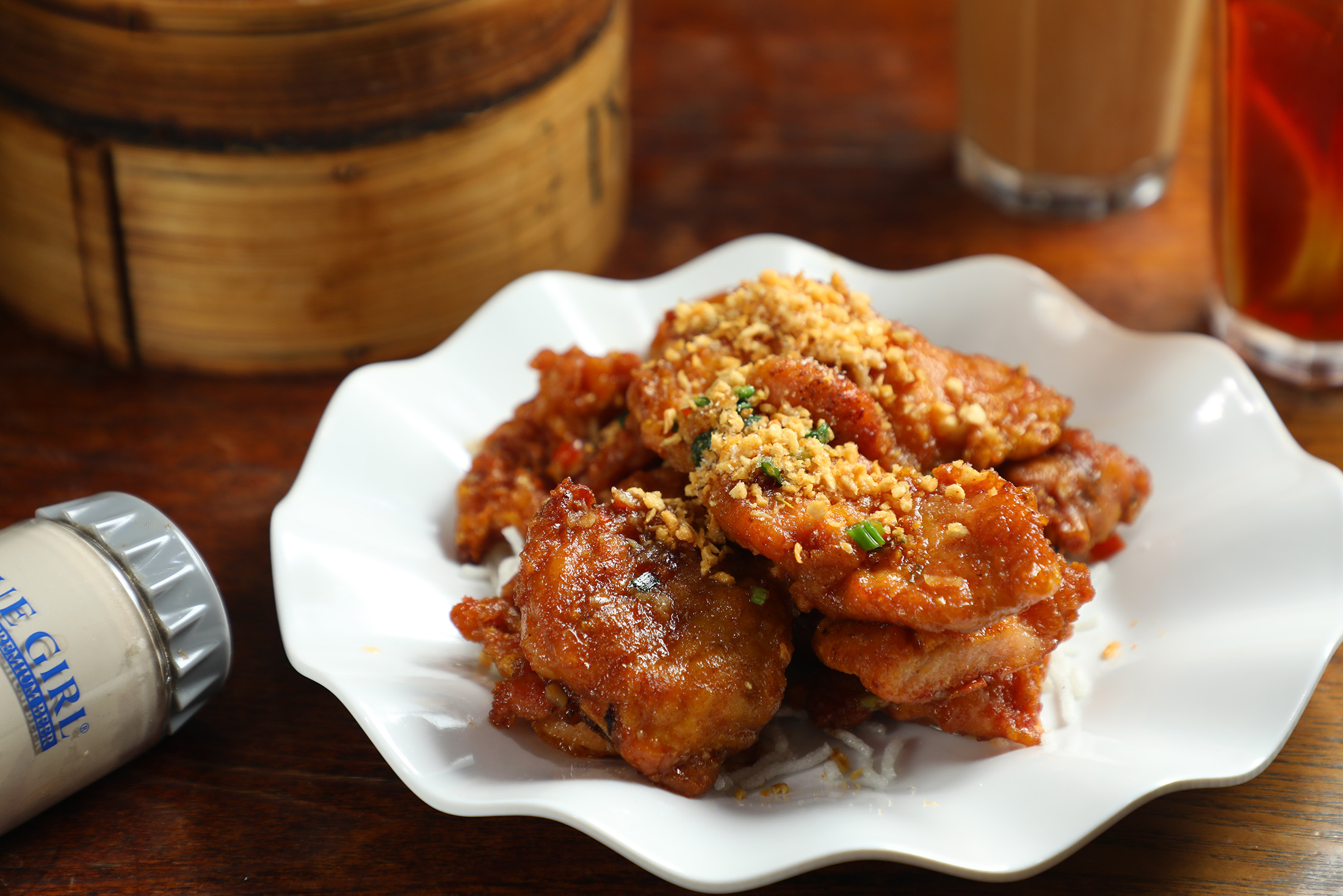 炸得金黃酥脆的「椒鹽肉排」，撒上香氣撲鼻的蒜酥，是街坊最愛的下酒菜。（港幣98元／份，約 NT$375）