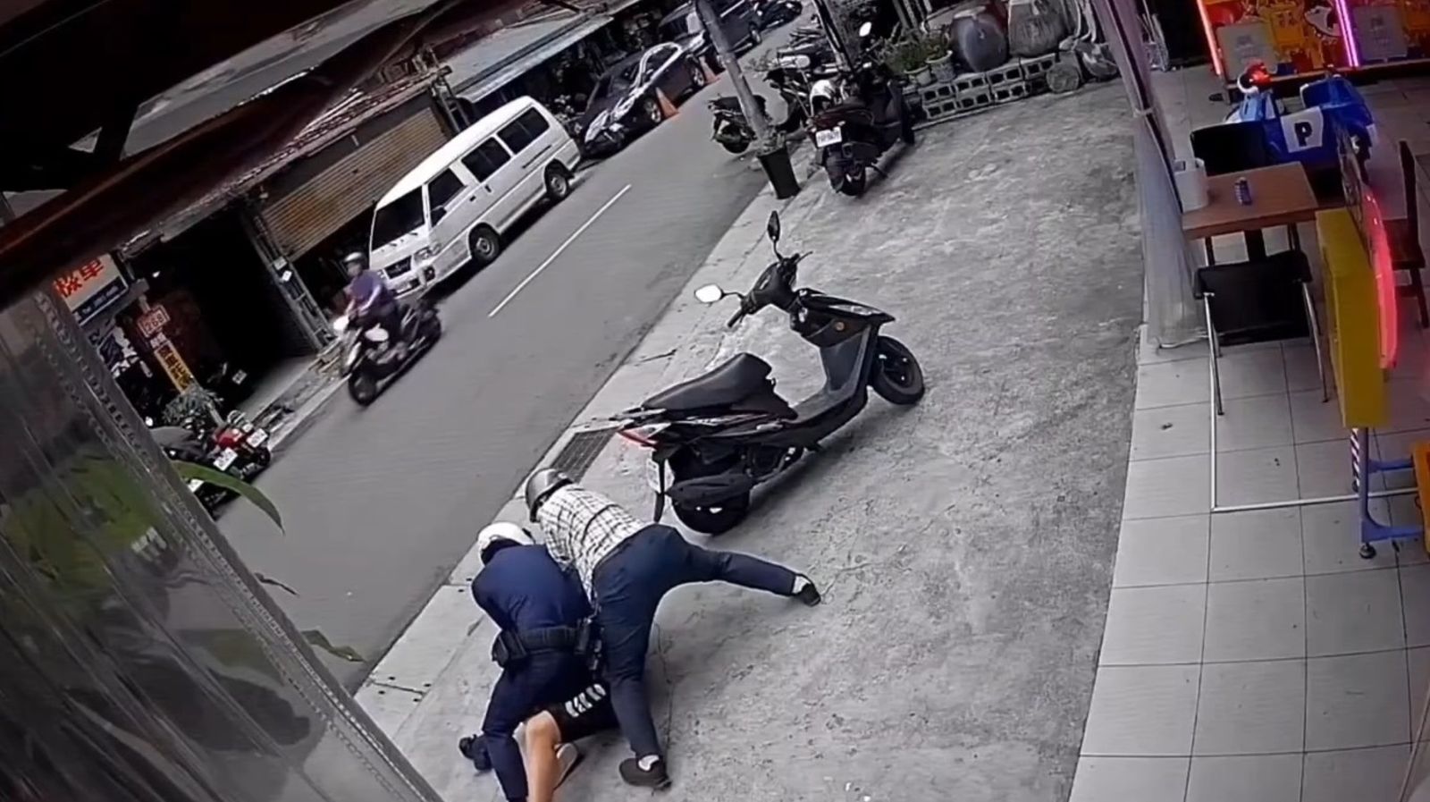 警方趁陳男步出店外時上前盤查,陳激烈掙扎遭到壓制。(翻攝畫面)