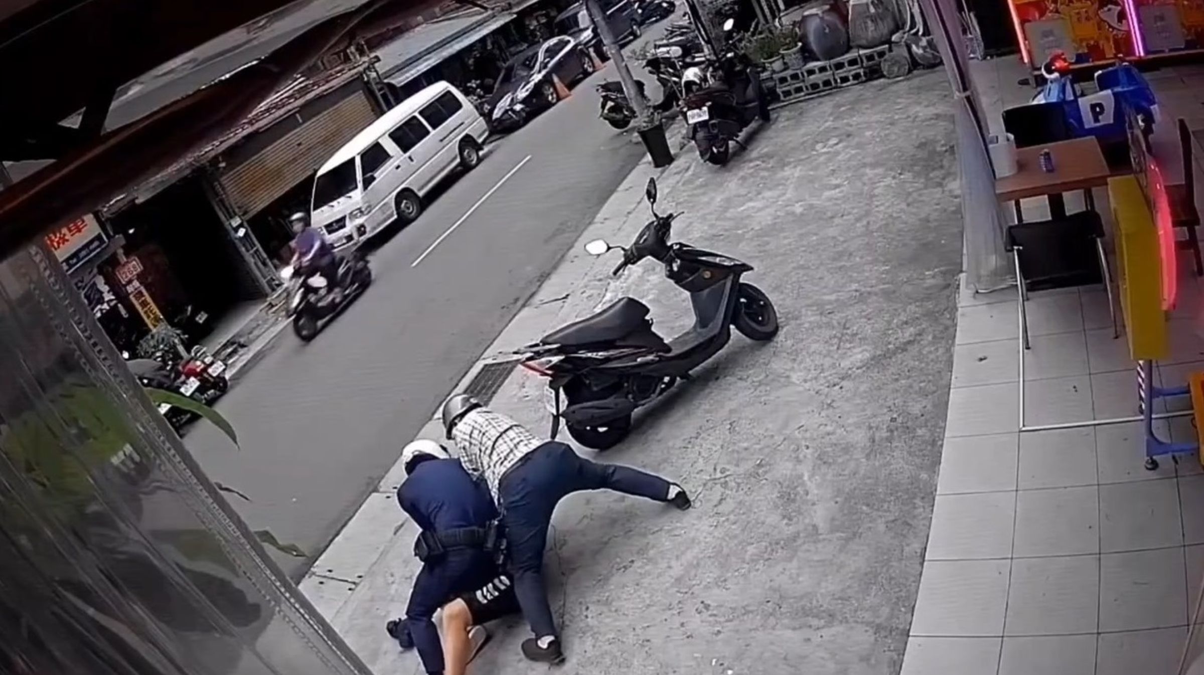 警方趁陳男步出店外時上前盤查，陳激烈掙扎遭到壓制。（翻攝畫面）