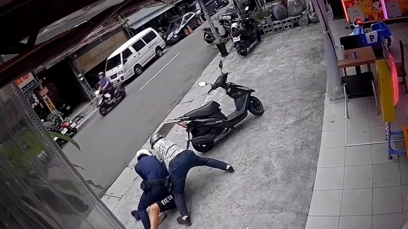 警方趁陳男步出店外時上前盤查,陳激烈掙扎遭到壓制。(翻攝畫面)