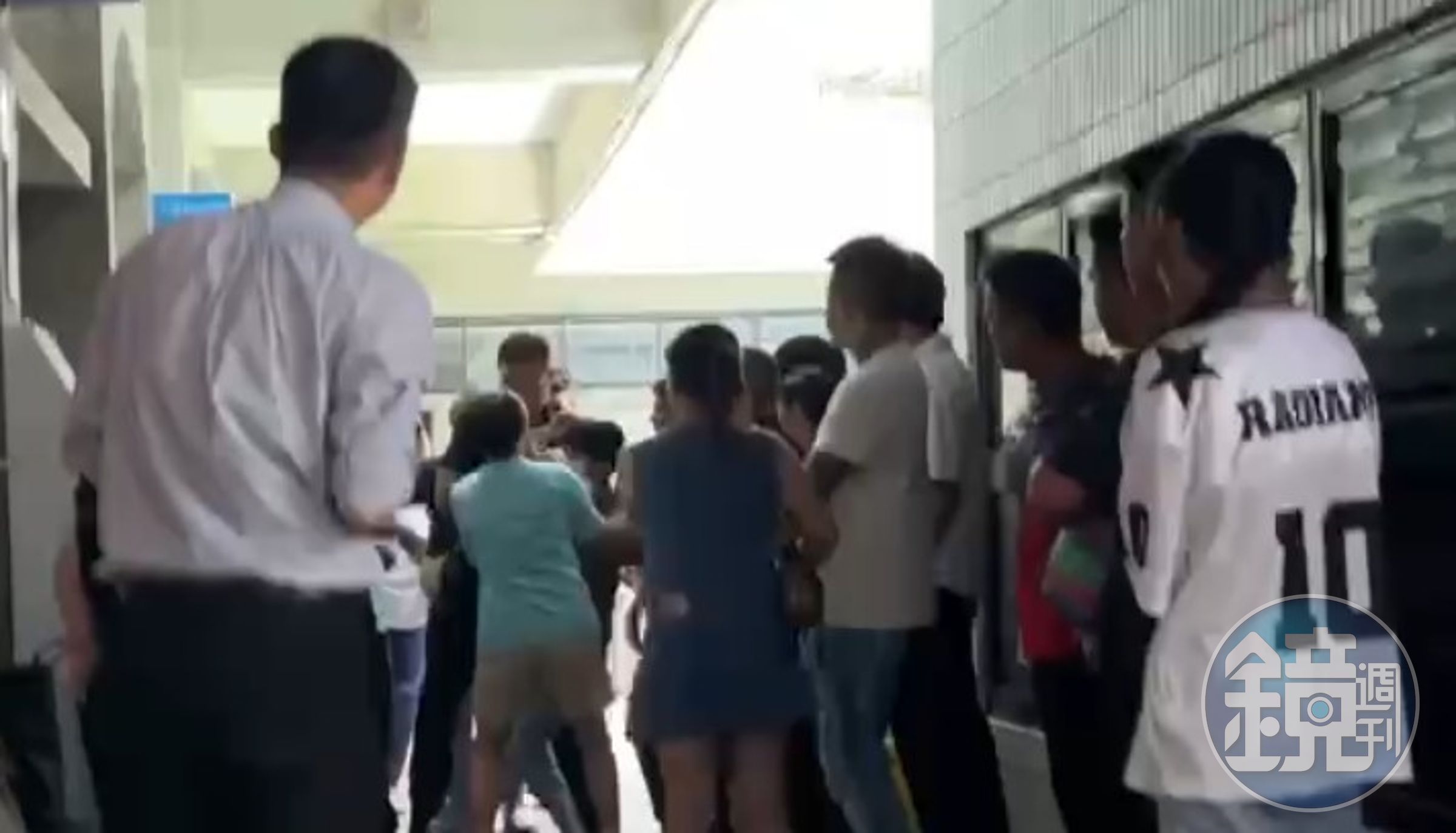 支持信義鄉長全志堅的鄉民，在法庭外與法警發生衝突。