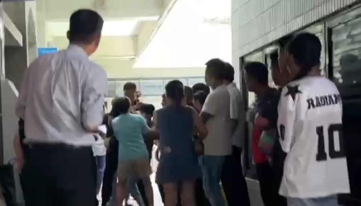 支持信義鄉長全志堅的鄉民，在法庭外與法警發生衝突。