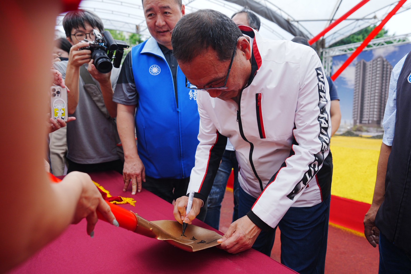 侯友宜市長於金鏟上簽名落款，祈福工程順利完工。