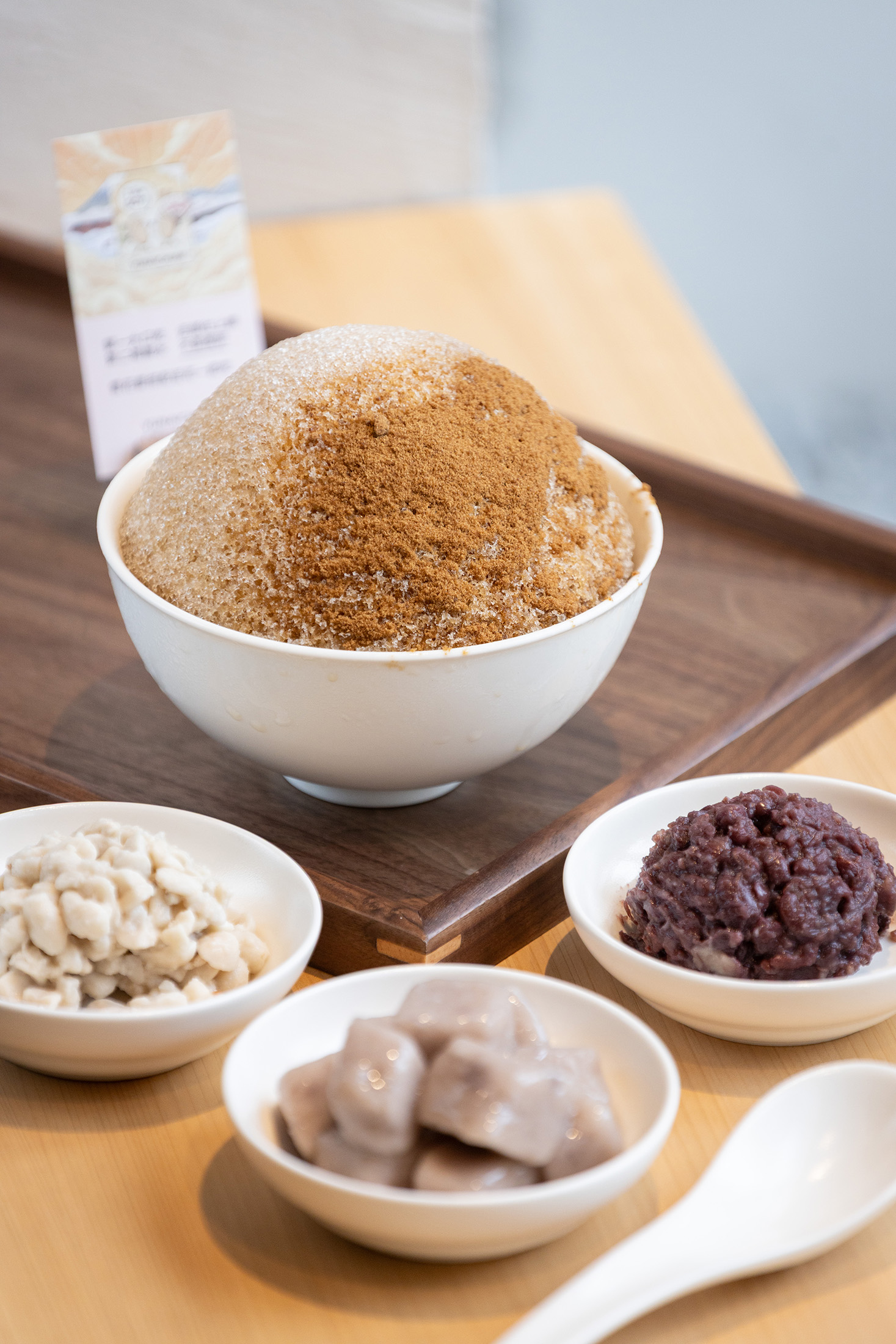 「雪上花」覆上黑糖古龍糖水冰沙，低溫讓豆花質地近似義式奶酪，入口綿密細滑，是店內最受歡迎的人氣款。（150元／份）