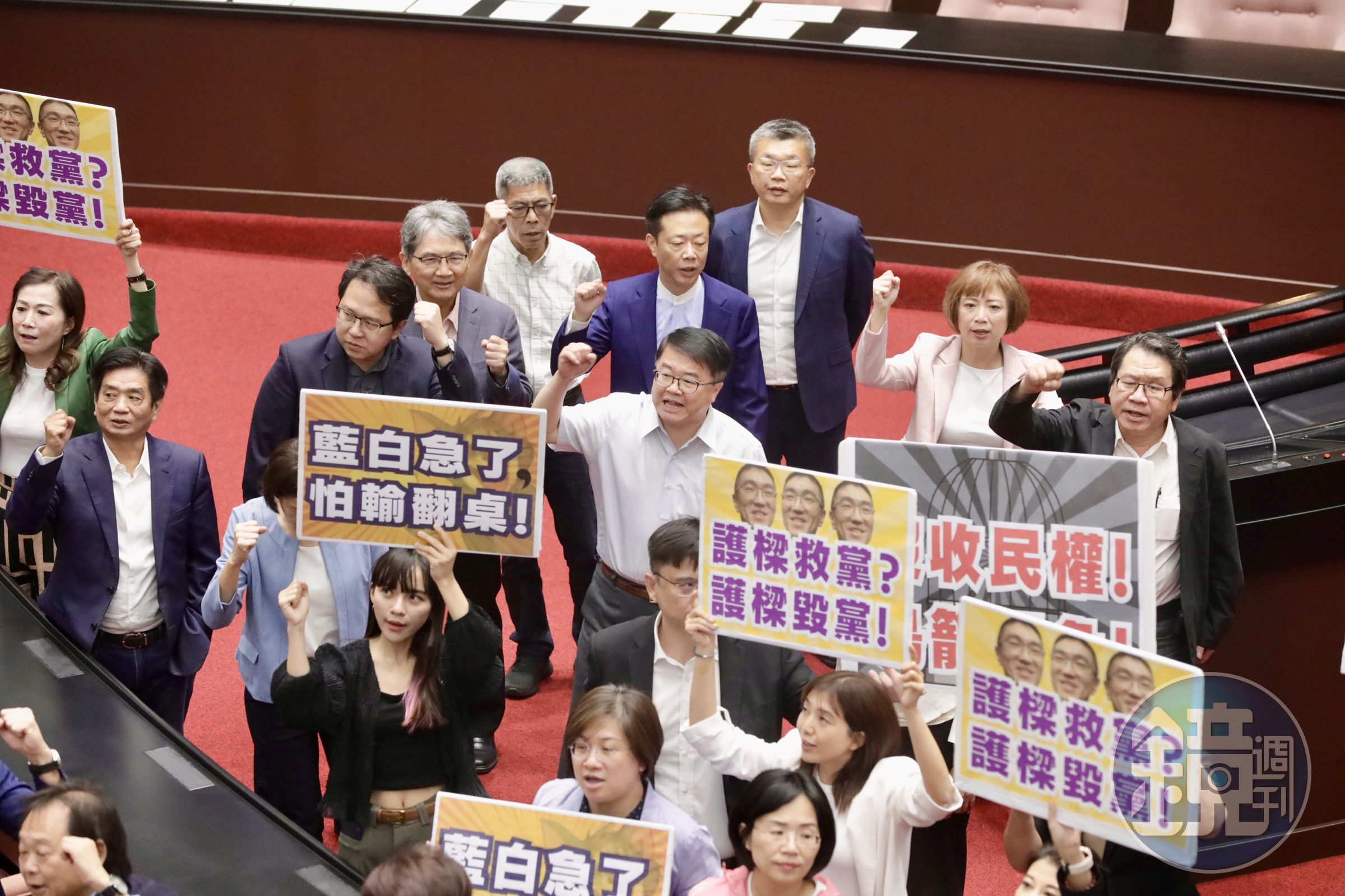 藍白聯手通過將「罷免連署」需附身分證影本的修法逕付二讀，綠營立委怒批沒收民權。