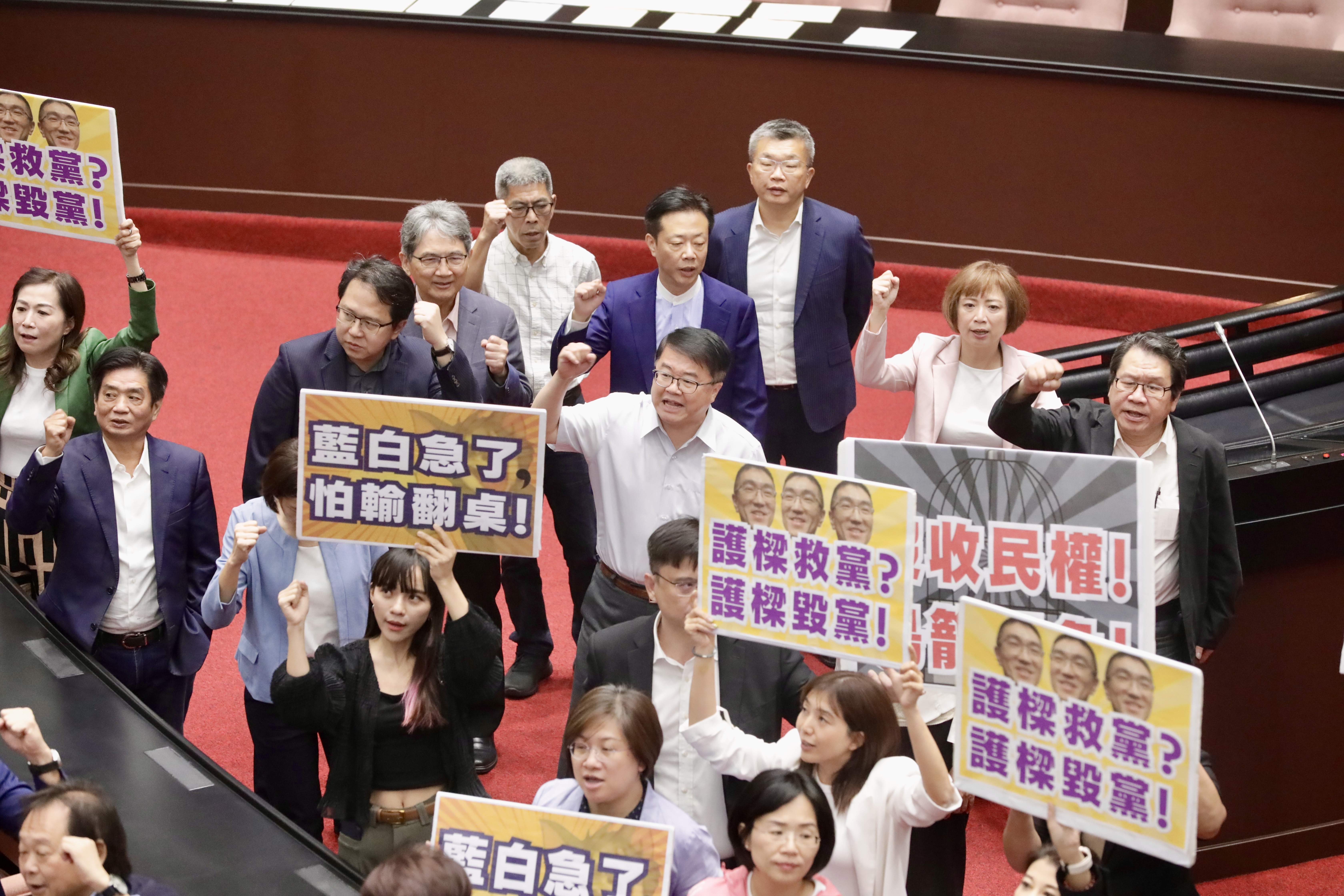 藍白聯手通過將「罷免連署」需附身分證影本的修法逕付二讀，綠營立委怒批沒收民權。