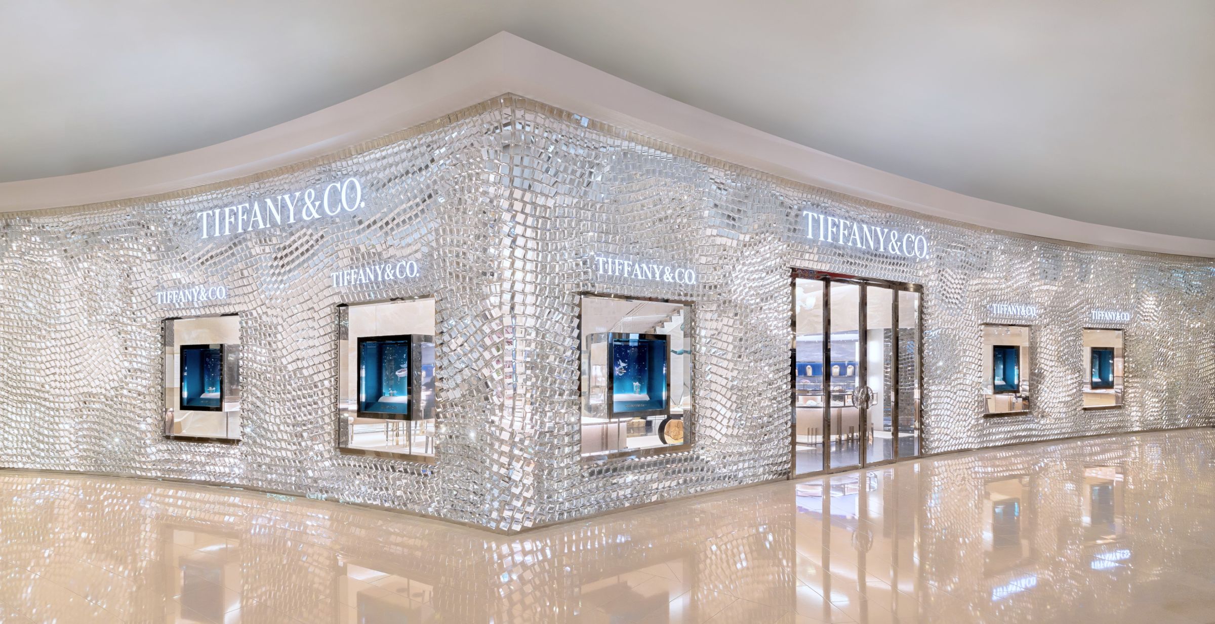 Tiffany & Co.台北101旗艦店外觀由建築事務所SANAA精心打造,運用16,000多塊玻璃磚搭配拋光鋁框構成壯觀的建築立面,靈感源自 「未經雕琢的鑽石」概念。(蒂芙尼提供)