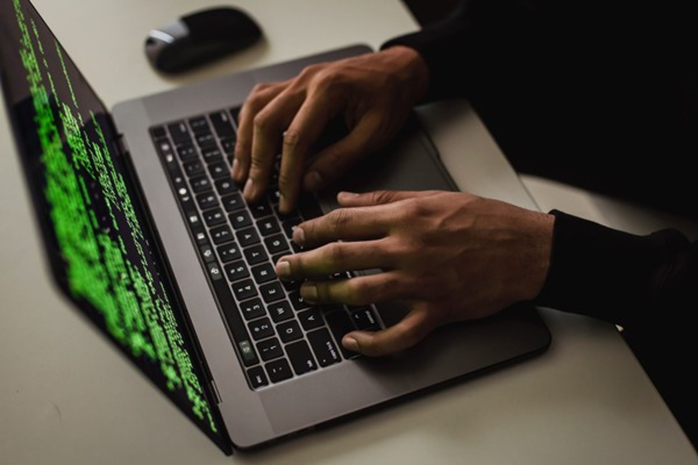 台南就有一名男子暈船女老闆,最終因追求不成,公布其私密照、個資挨告。示意圖。(翻攝自pixabay)