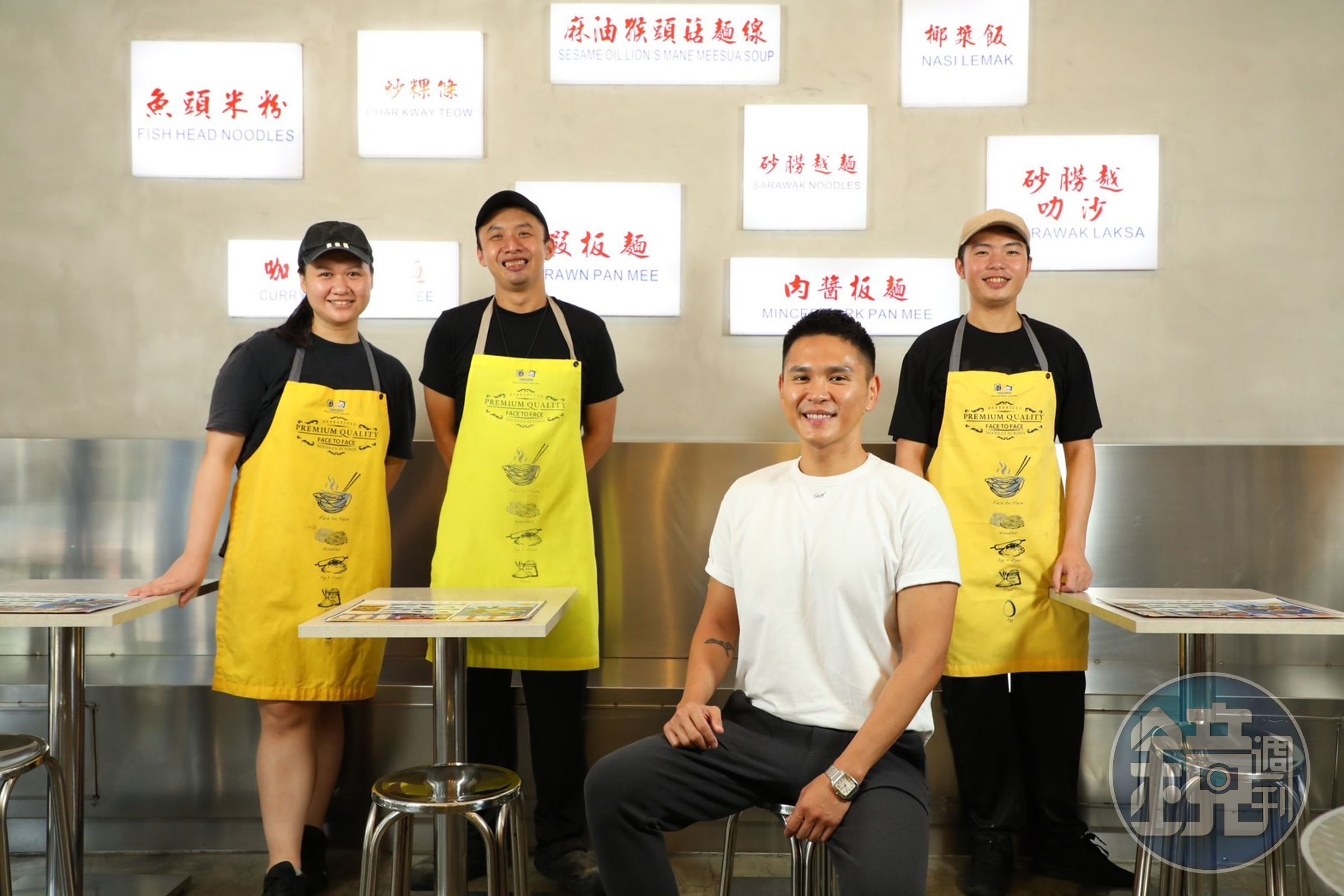 「面對面」負責人黃柏學（右二）憑藉對料理細節的講究及吃遍各地的經驗，讓正宗馬來西亞料理在台灣能夠原汁原味呈現。 