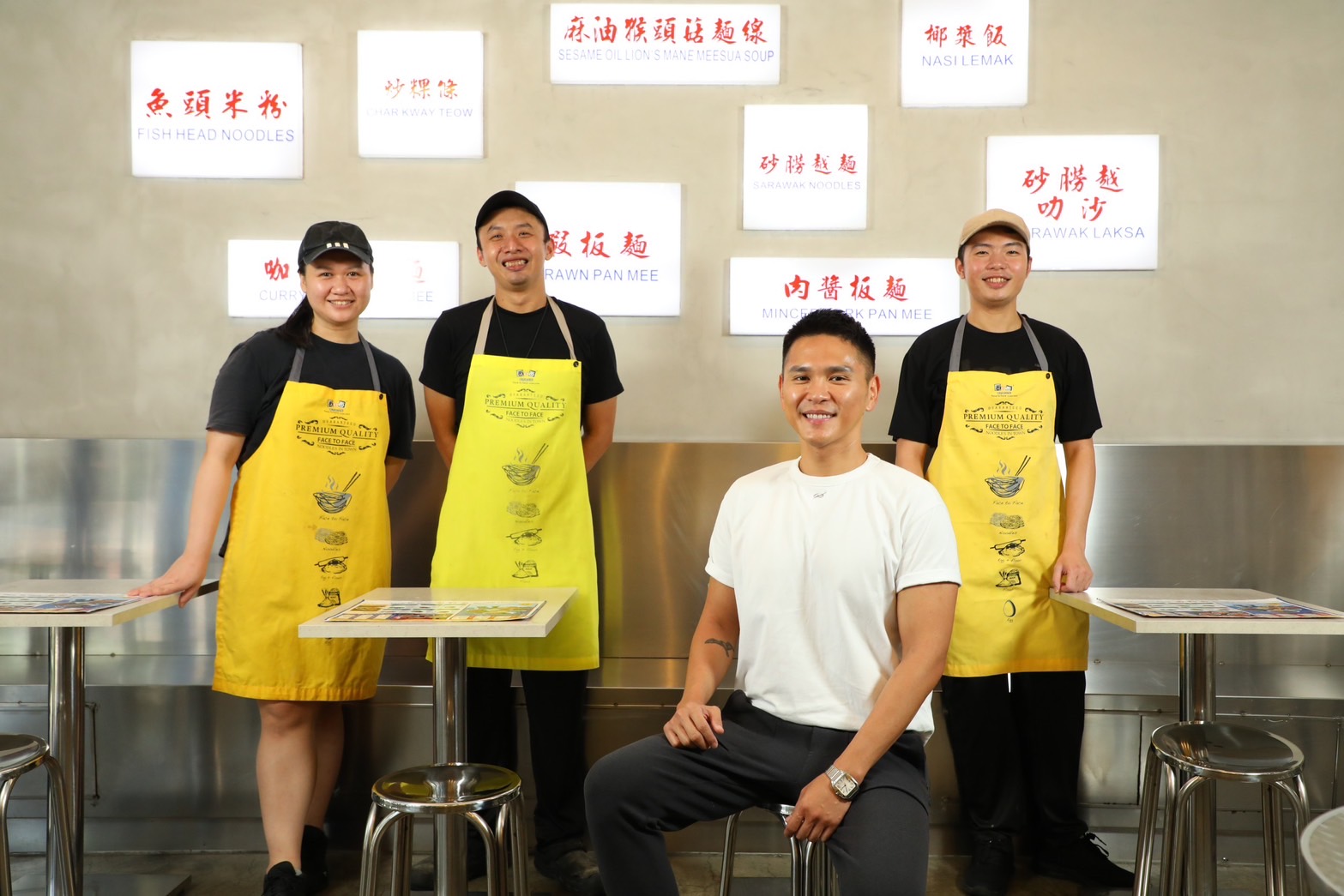 「面對面」負責人黃柏學（右二）憑藉對料理細節的講究及吃遍各地的經驗，讓正宗馬來西亞料理在台灣能夠原汁原味呈現。 