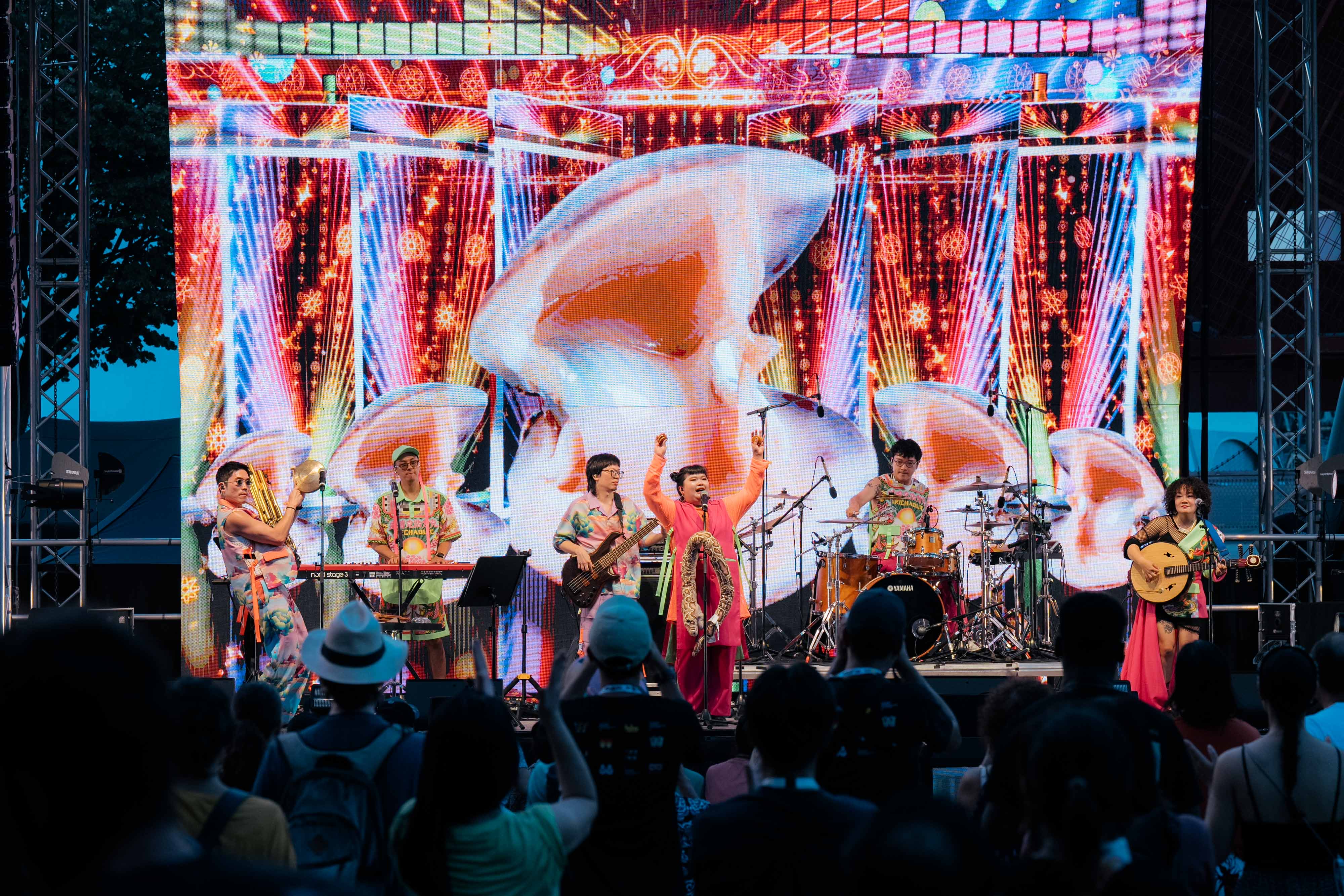 樂團「A_Root 同根生」推出新專輯首發單曲〈咚咚〉，延續首張專輯翻玩神怪主題。（笙根蘭陽提供）