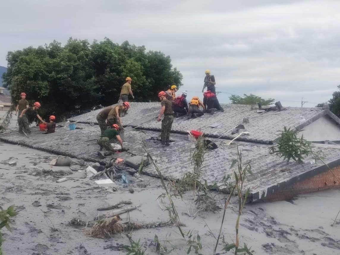 強颱「樺加沙」引發馬太鞍溪堰塞湖溢流，洪水湧入下游光復鄉造成嚴重災情，其中佛祖街更是重災區。（翻攝自花蓮縣政府粉絲專頁）