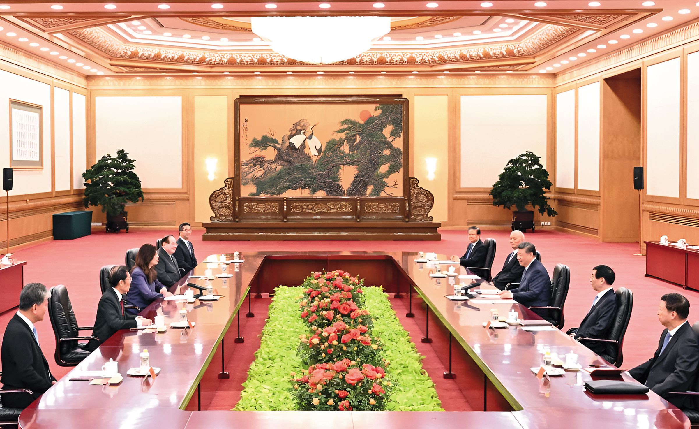 習近平（右1）透過與鄭麗文（左2）見面，確立了代理人，釋出幾個「惠台政策」，中國共產黨就框住國民黨路線，2個中國黨的結盟重新展開。（翻攝新華社）
