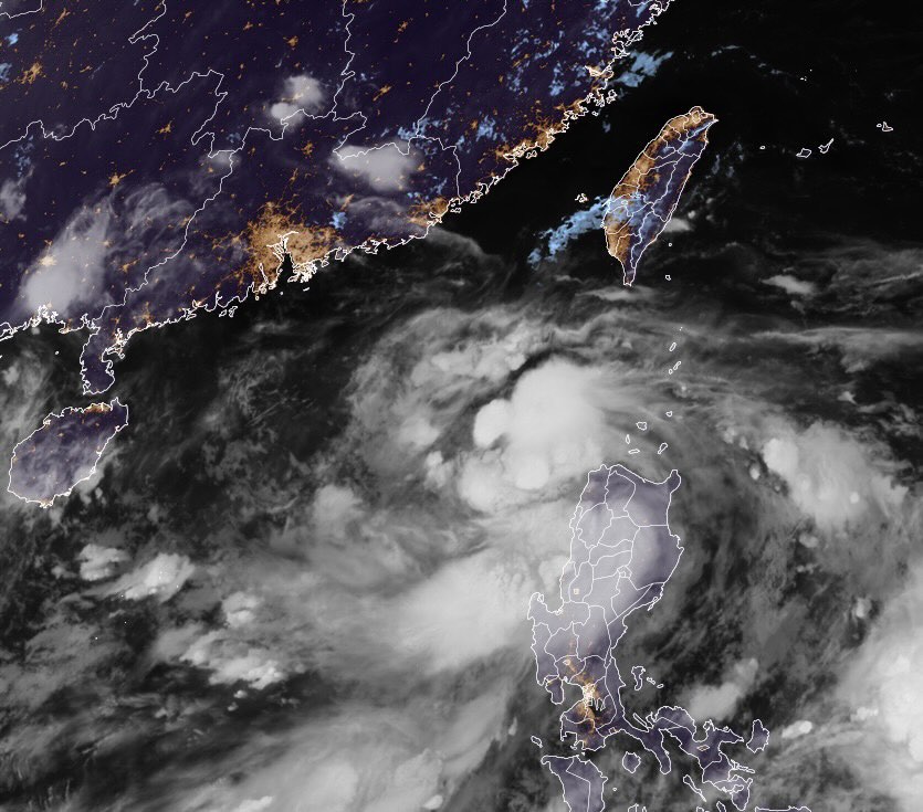 氣象粉專「台灣颱風論壇|天氣特急」發文,說明熱帶擾動98W的路徑。(翻攝自Threads@typhoon_mi)