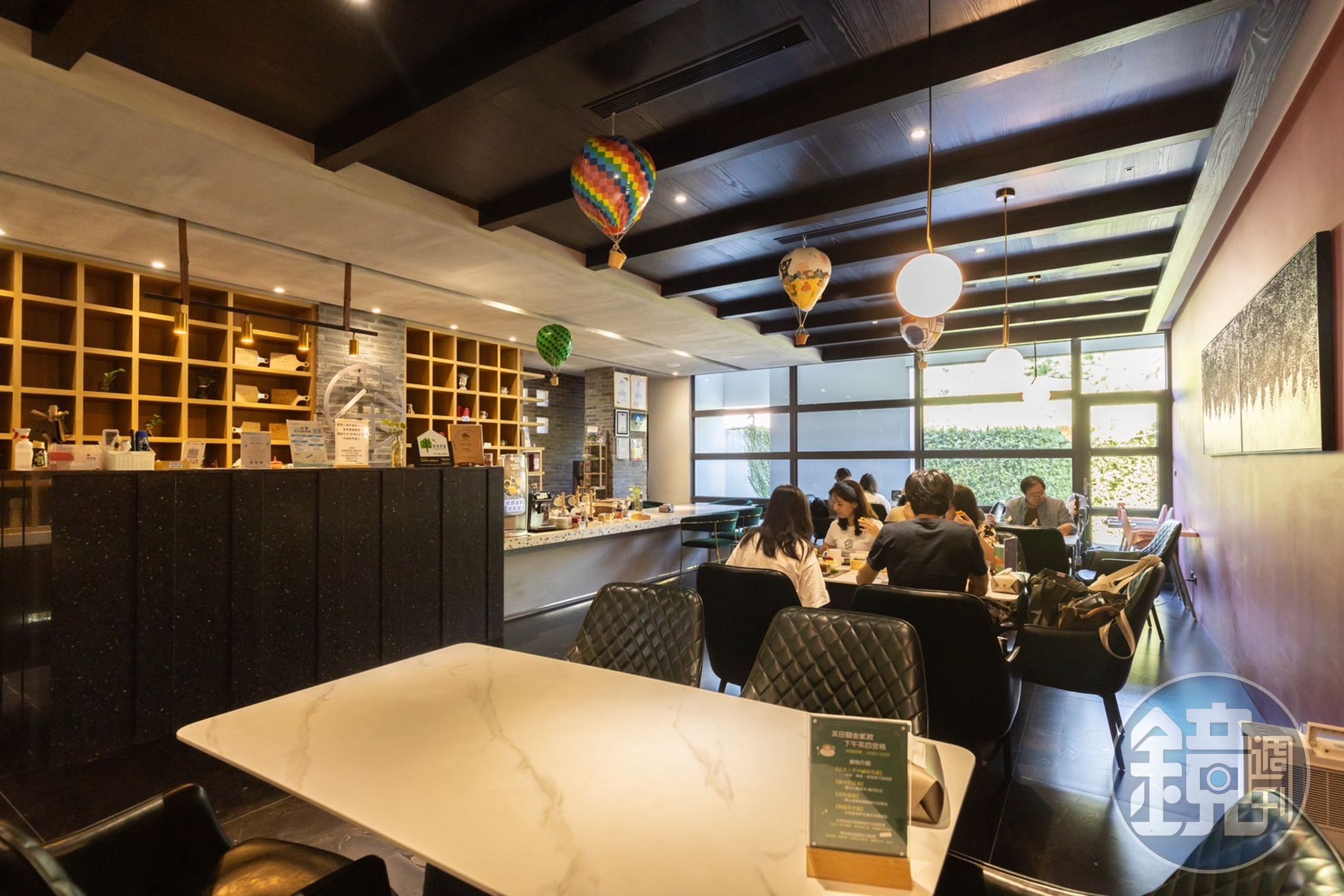 用餐空間有著大片落地窗,也讓陽光的暖意一起加入早餐時光。