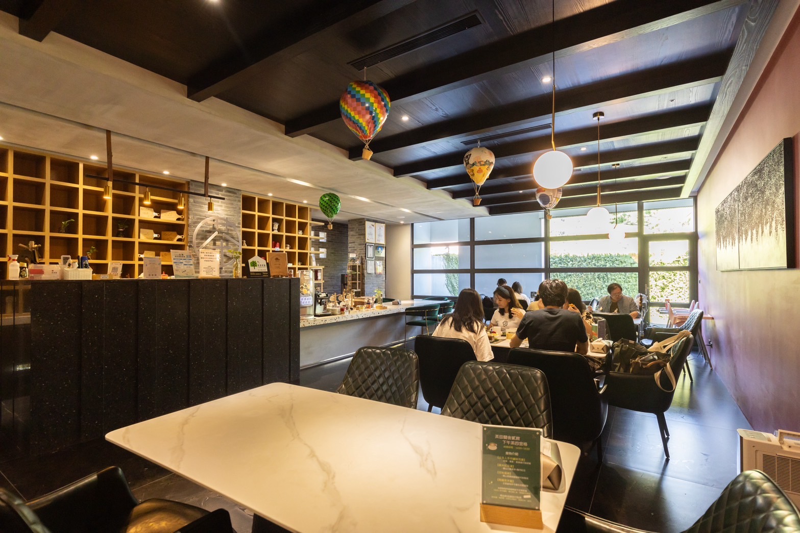 用餐空間有著大片落地窗，也讓陽光的暖意一起加入早餐時光。