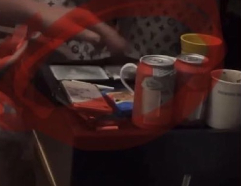 身材火辣的警專周姓女學生與男友及友人在墾丁遊玩時，PO出桌面上疑似有毒品的爭議畫面，引發軒然大波。（翻攝Dcard）