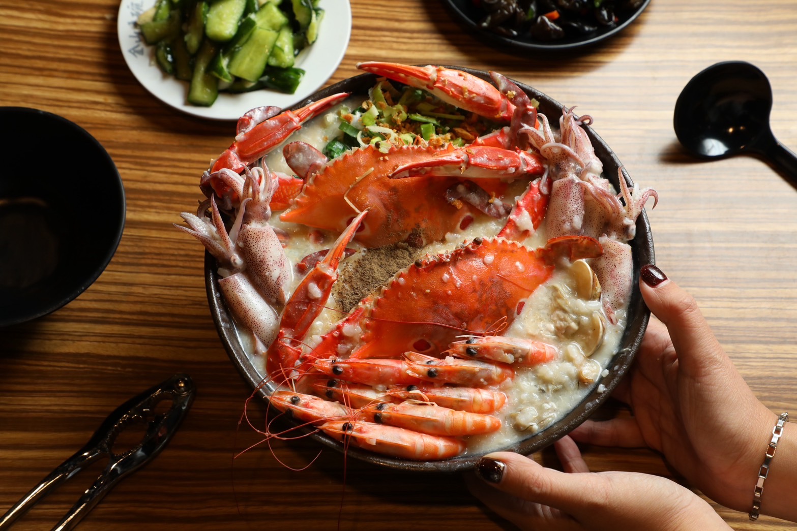 金山老街的高人氣店家「金山大碗螃蟹」，吃得到分量驚人、用料澎湃的大碗公海鮮粥。