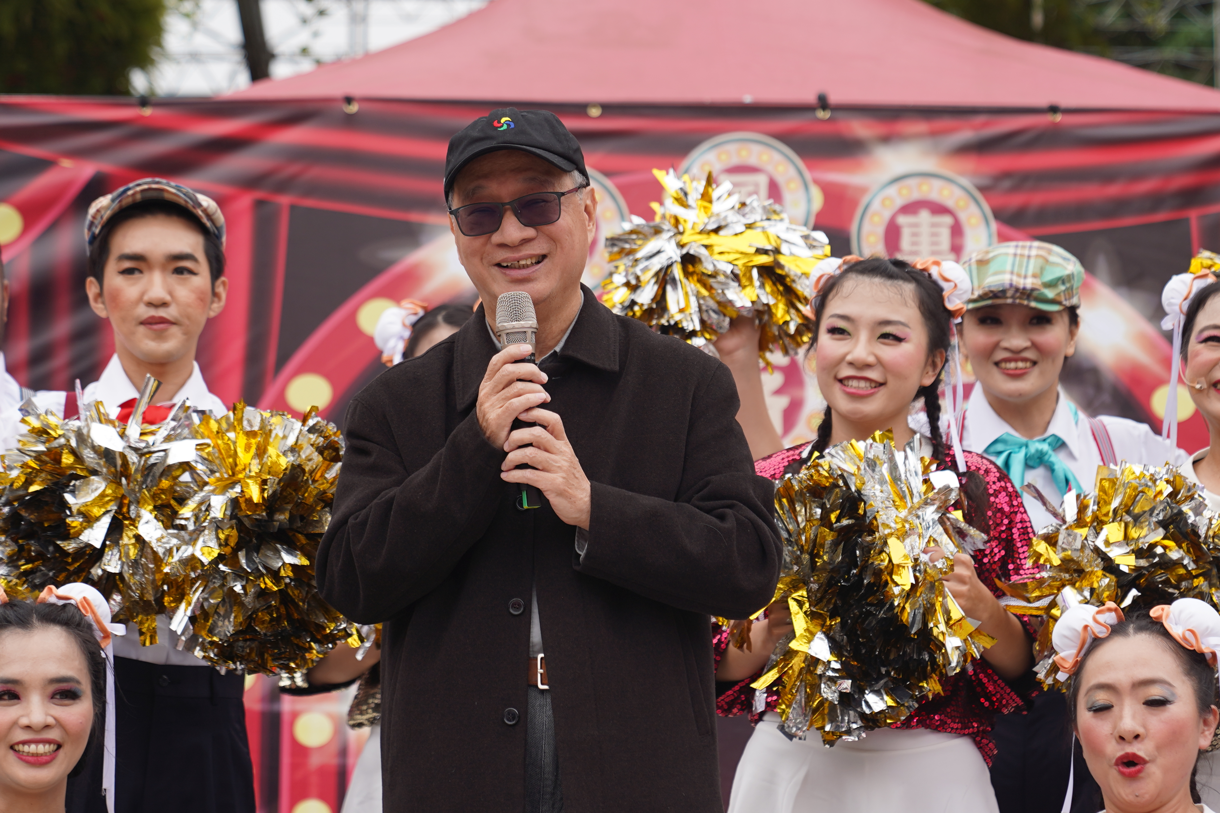 紙風車文教基金會李遠董事長對屏東團員的努力表示讚揚。（紙風車文教基金會提供）