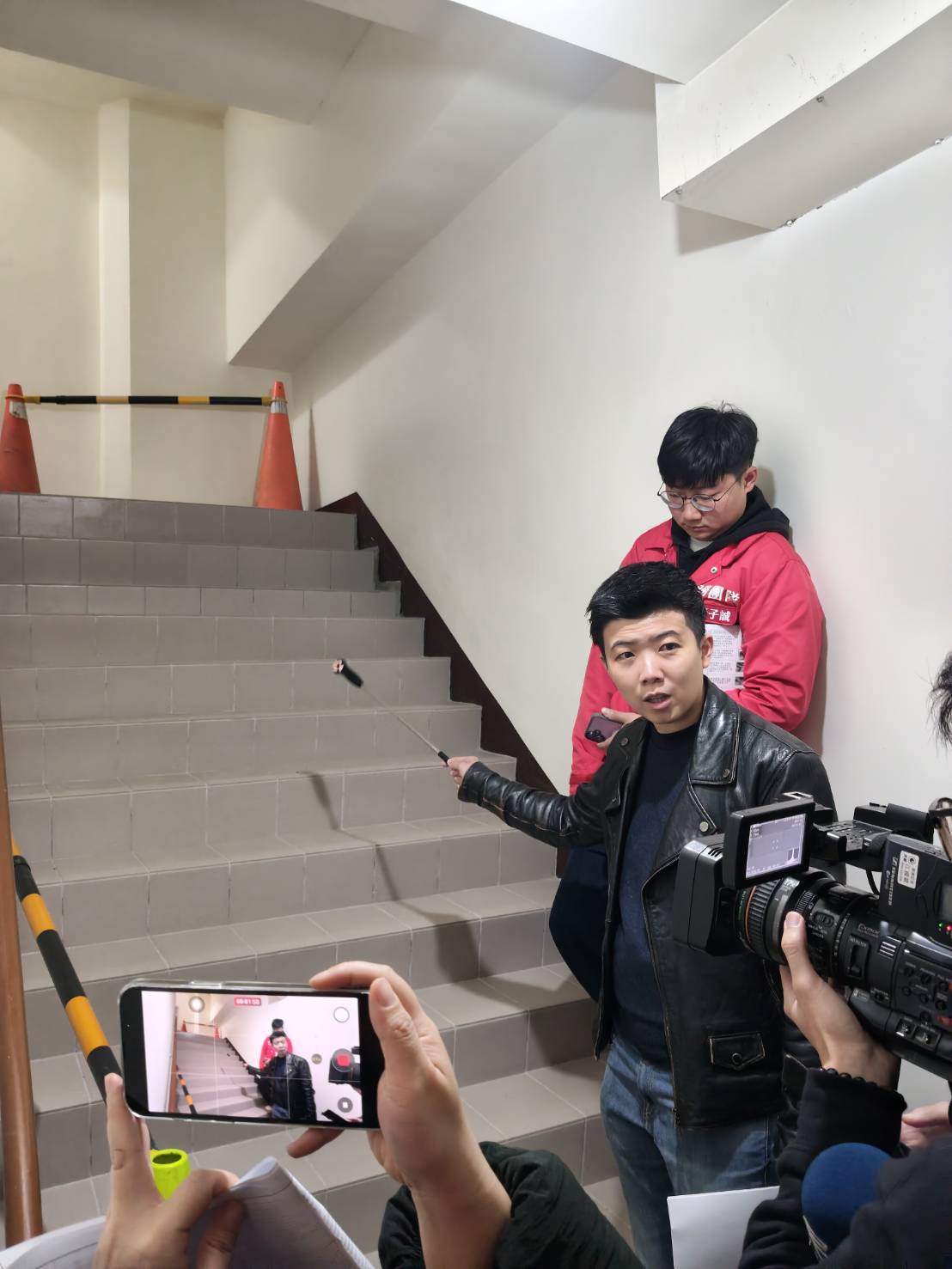 苗博雅與台灣公安學會專家揭露「大安Money-賦寓」安全梯寬度不足。（台灣公安學會提供）