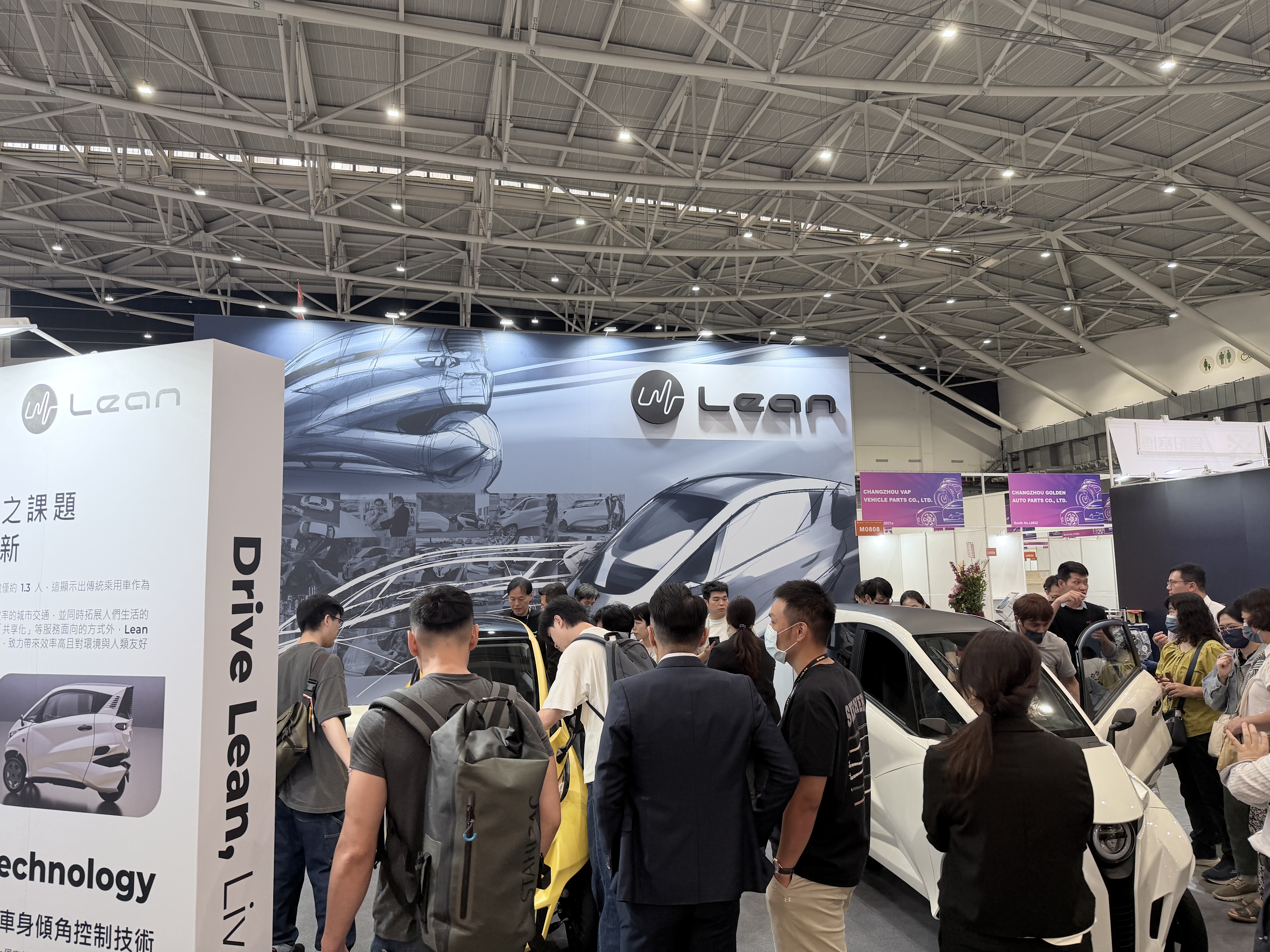 外型時尚又具話題性的駕艙機車Lean3吸引眾多車迷前來。