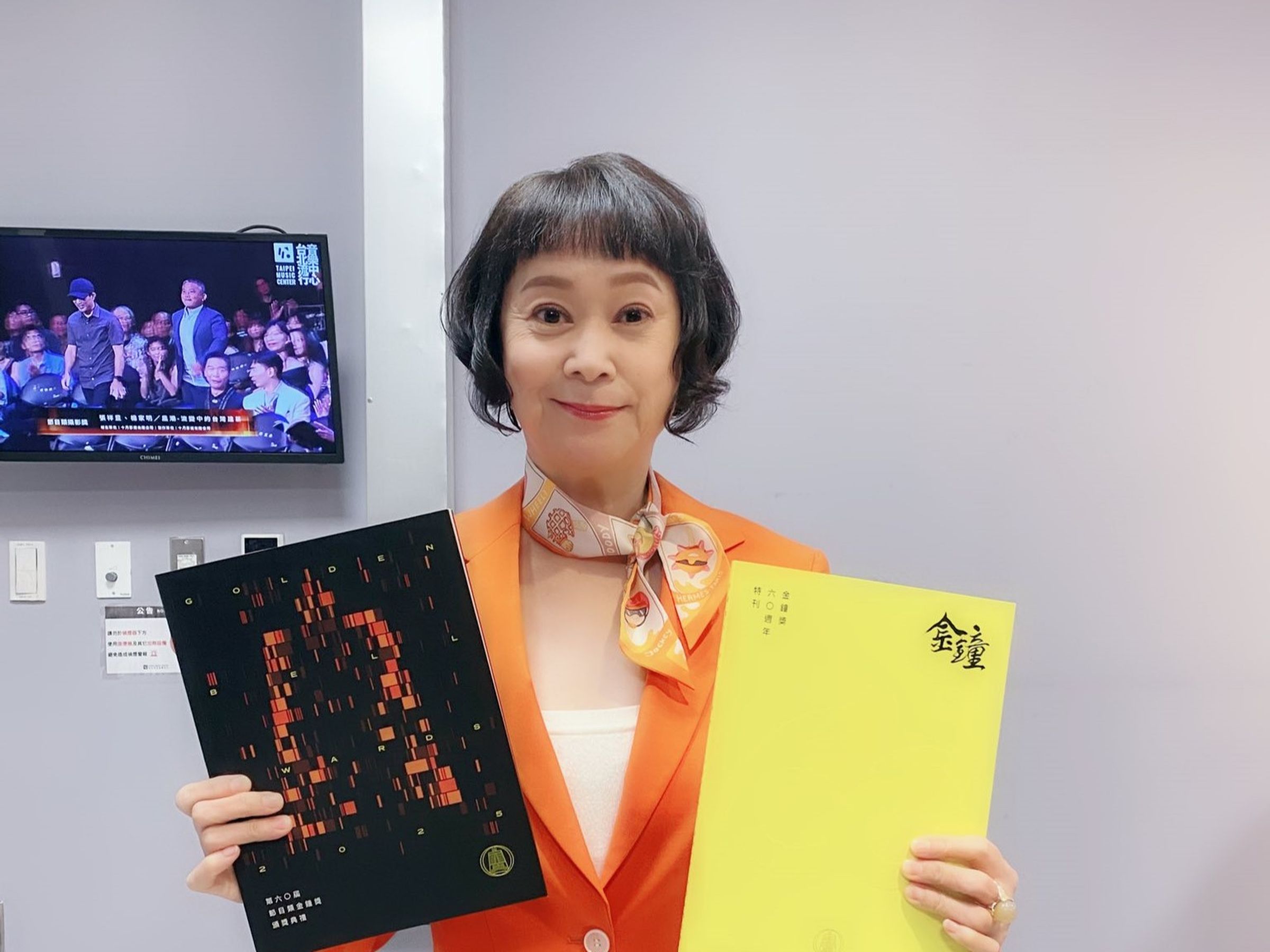 王月昨(29日)晚間在臉書發文,透露自己於11月26日在家中不慎暈倒,頭部撞擊地面,被緊急送醫並接受開顱手術。(翻攝自王月 臉書粉絲專頁)