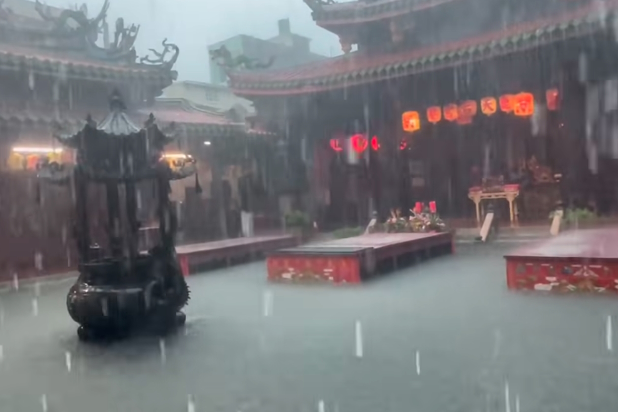 鹿港天后宮出現嚴重淹水,廟埕積水高達膝蓋,連天公爐都泡在水中。(翻攝自彰化縣媒體記者協會)