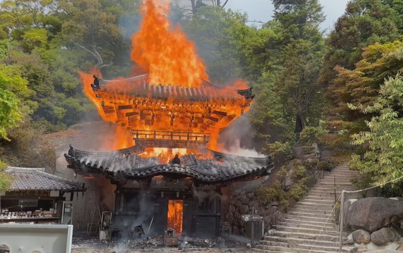 「靈火堂」長年被視為承載信仰象徵的重要場所，據傳至今仍保存著1200多年前弘法大師空海於修行時所留下的火種。（翻攝自@martytaka777 X）