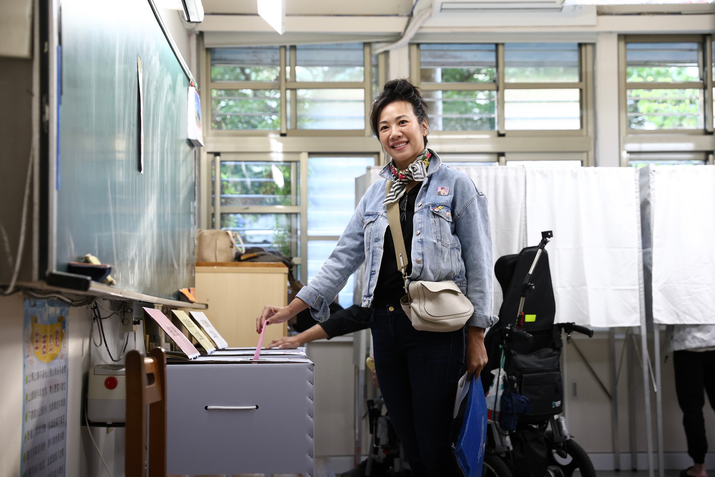 民眾黨候選人吳欣盈今日上午現身吳興國小投票。