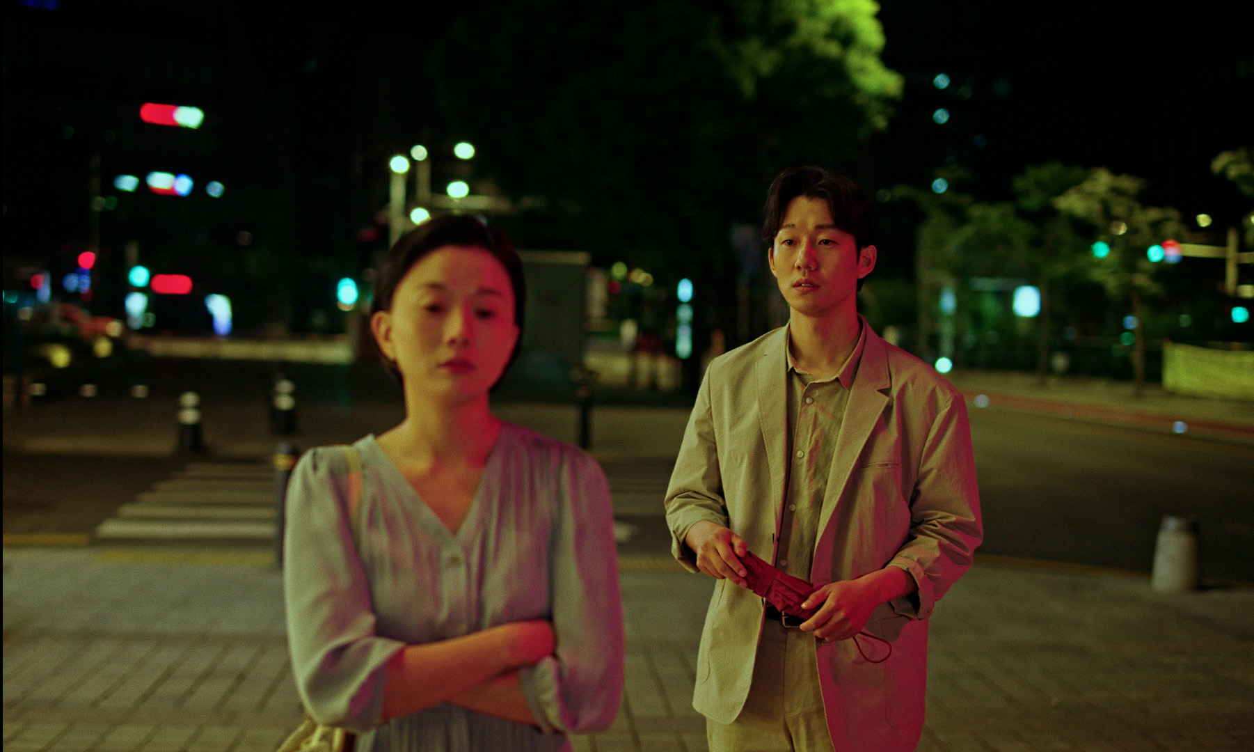 電影《迷望》以三篇章描繪三個不同時期的故事，第二篇章取名「未忘」，女主角李明河（左）在工作場合遇見了新對象。（東昊影業提供）