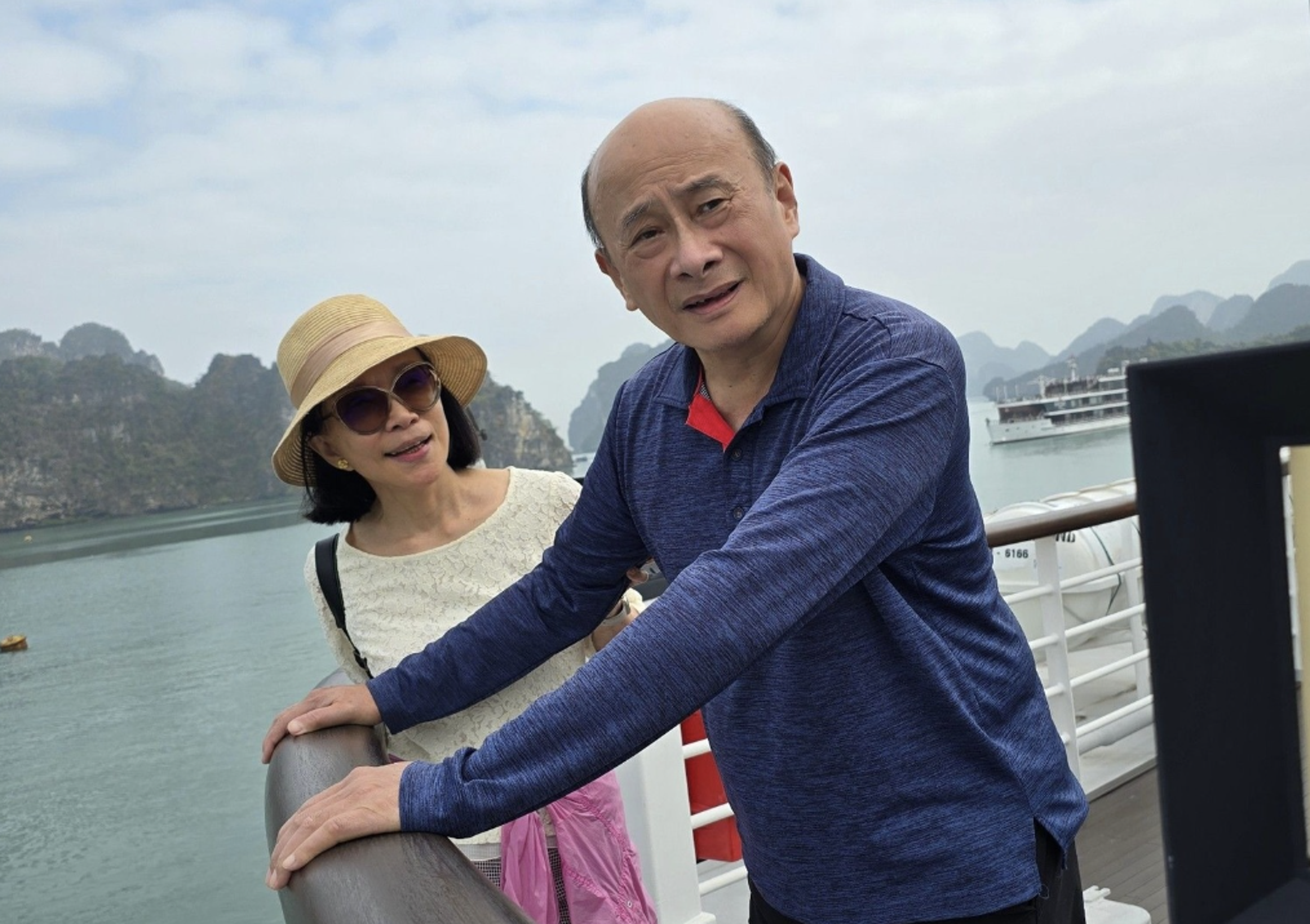 林芳郁(右前)退休後罹患失智症,妻子林靜芸(後)悉心照料。(翻攝自林靜芸 臉書)