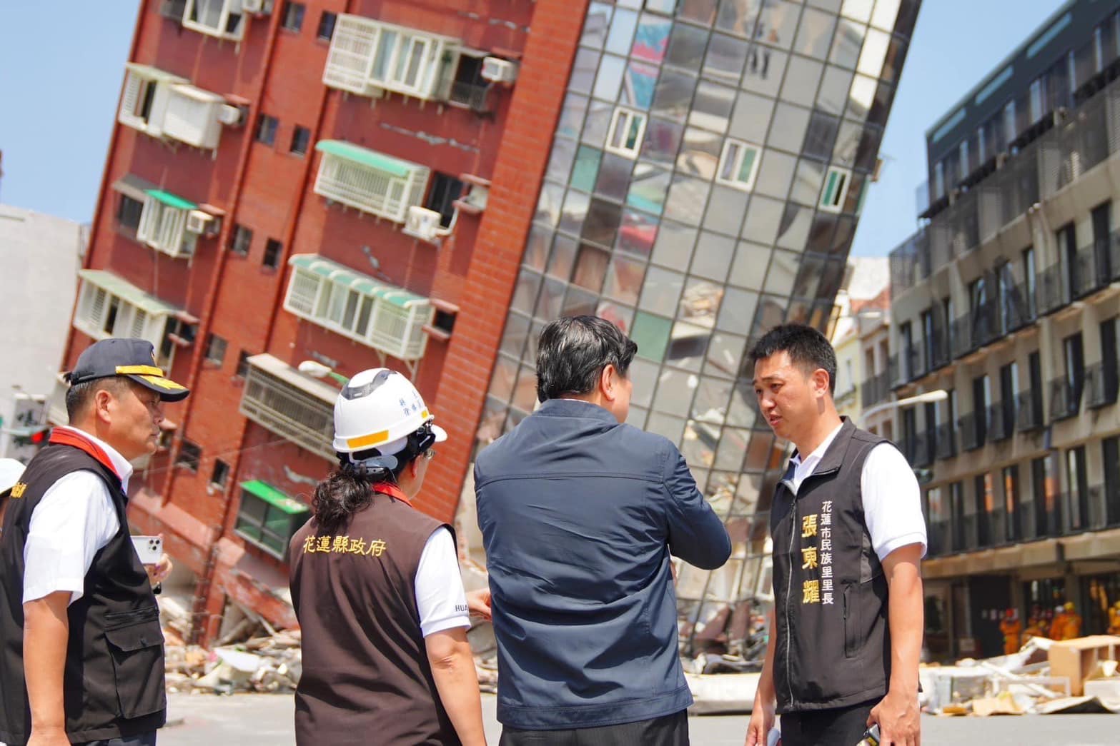 針對天王星大樓主委吐血事件,里長張東耀(右1)回應,主委血壓飆到200多,應該是壓力太大的緣故,認為她需要「好好休息!」(翻攝自花蓮市民族里長張東耀臉書)