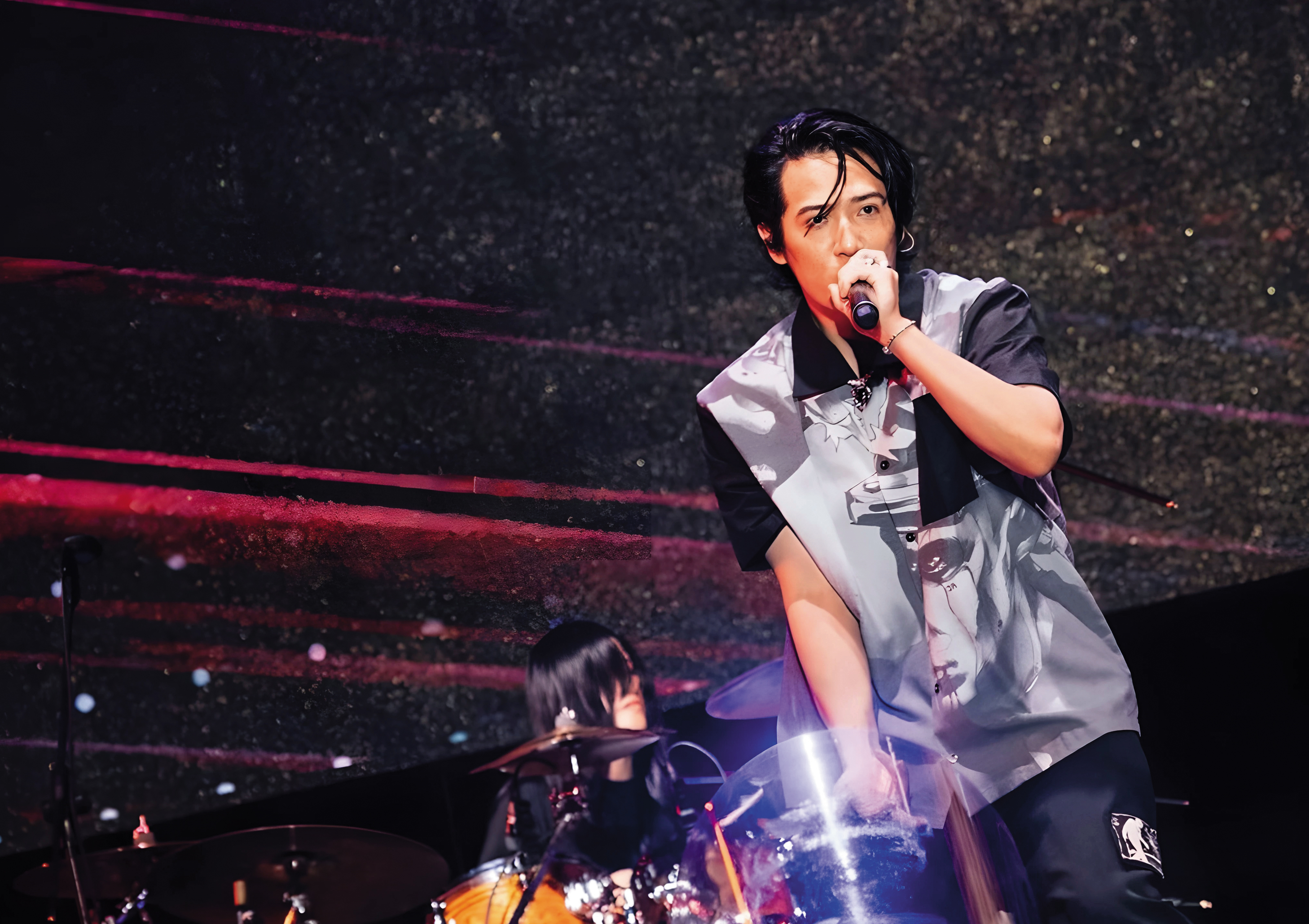 熊仔太有吸引力，連蟑螂都主動貼到身上，這才是正港的「行走費洛蒙」。（推開瘦子）（翻攝自熊仔IG）