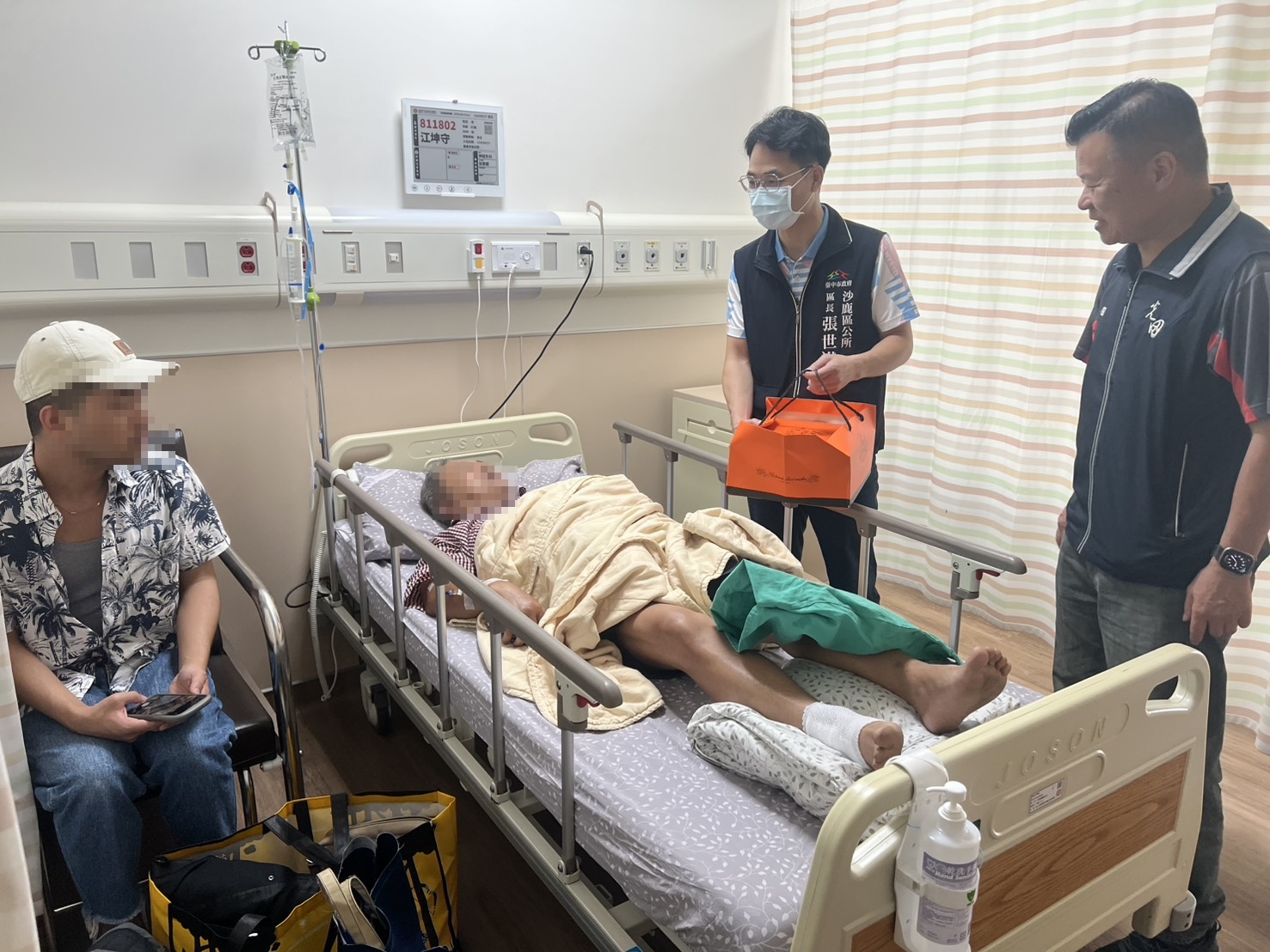 台中向上路連環車禍，沙鹿區長張世祈前往關心慰問傷者。（台中市民政局提供）