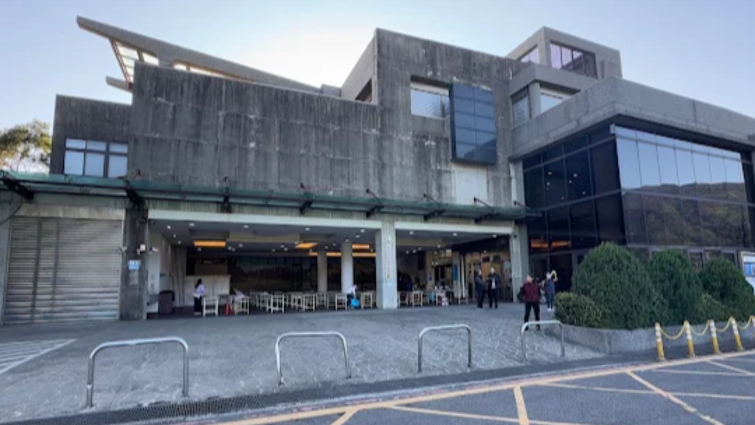 台北市陽明山臻愛樓驚傳骨灰罈遭竊案,警方已介入進行指紋與跡證採集。(翻攝自Google Maps)