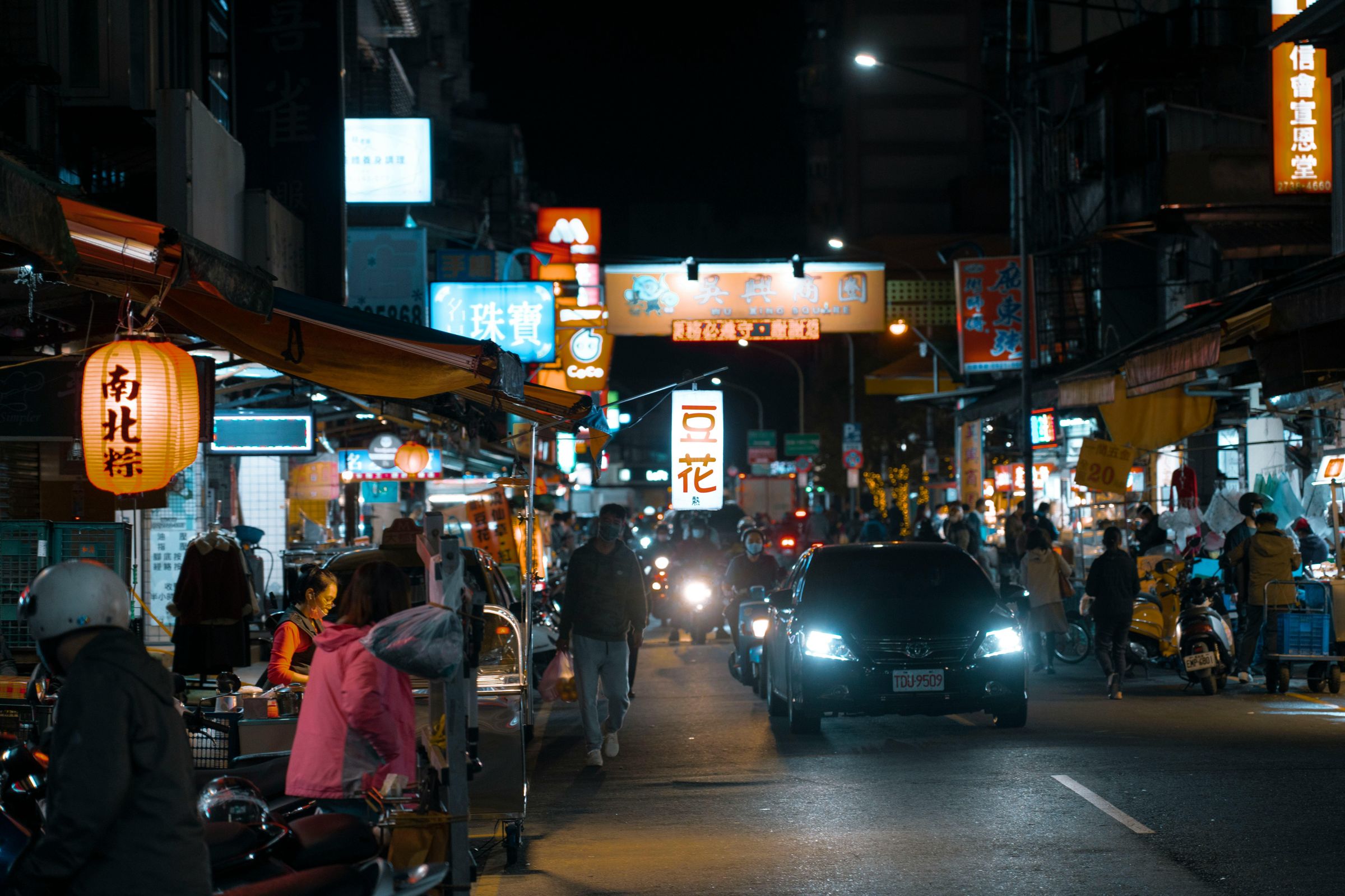 高雄豆花攤出現「路人店員」，阿伯幫忙裝飲料後反問價錢，笑翻全網。（示意圖，非當事店家/pexels）