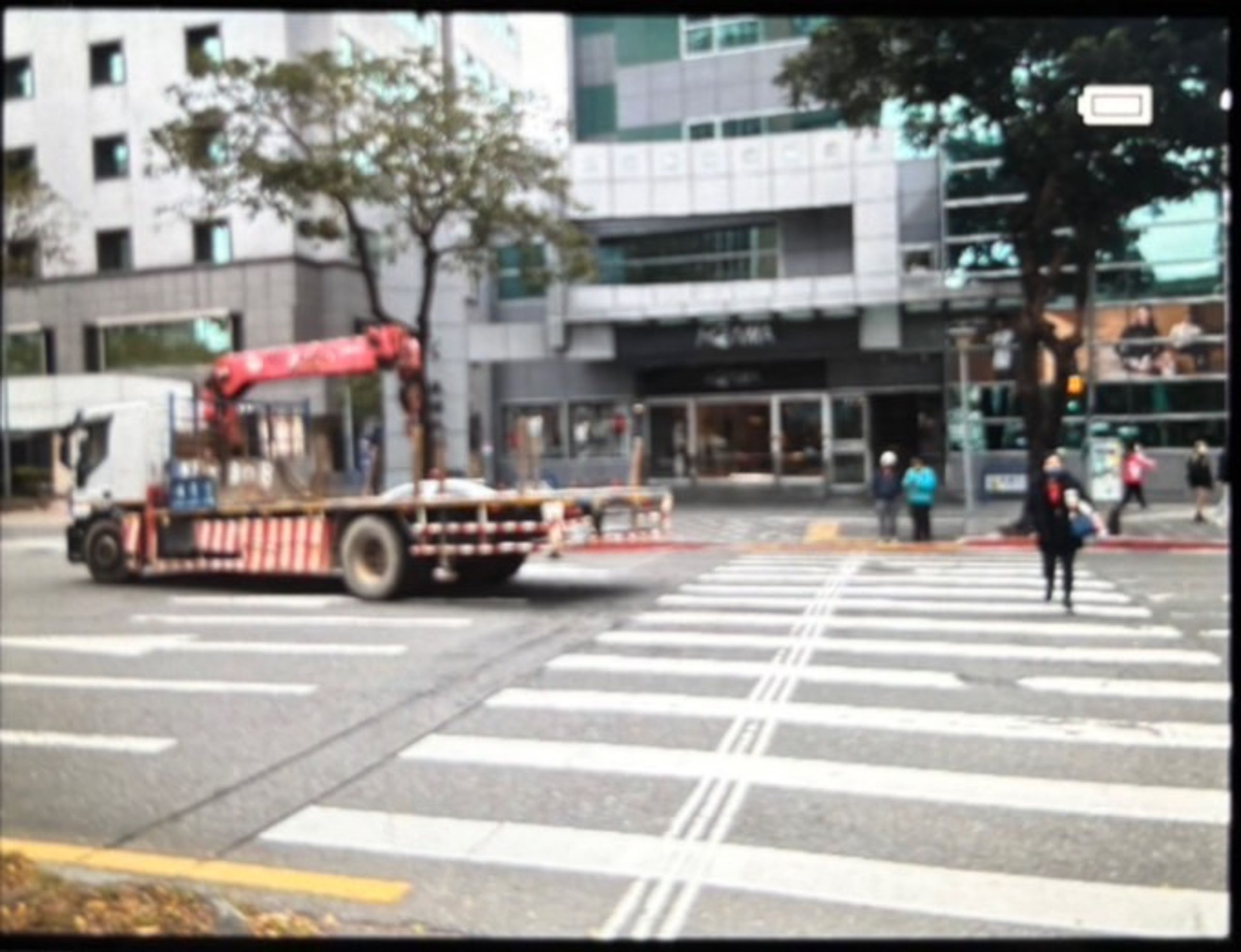警方獲報到場處理，肇事的吊臂貨車詹姓駕駛酒測值為0。（翻攝畫面）