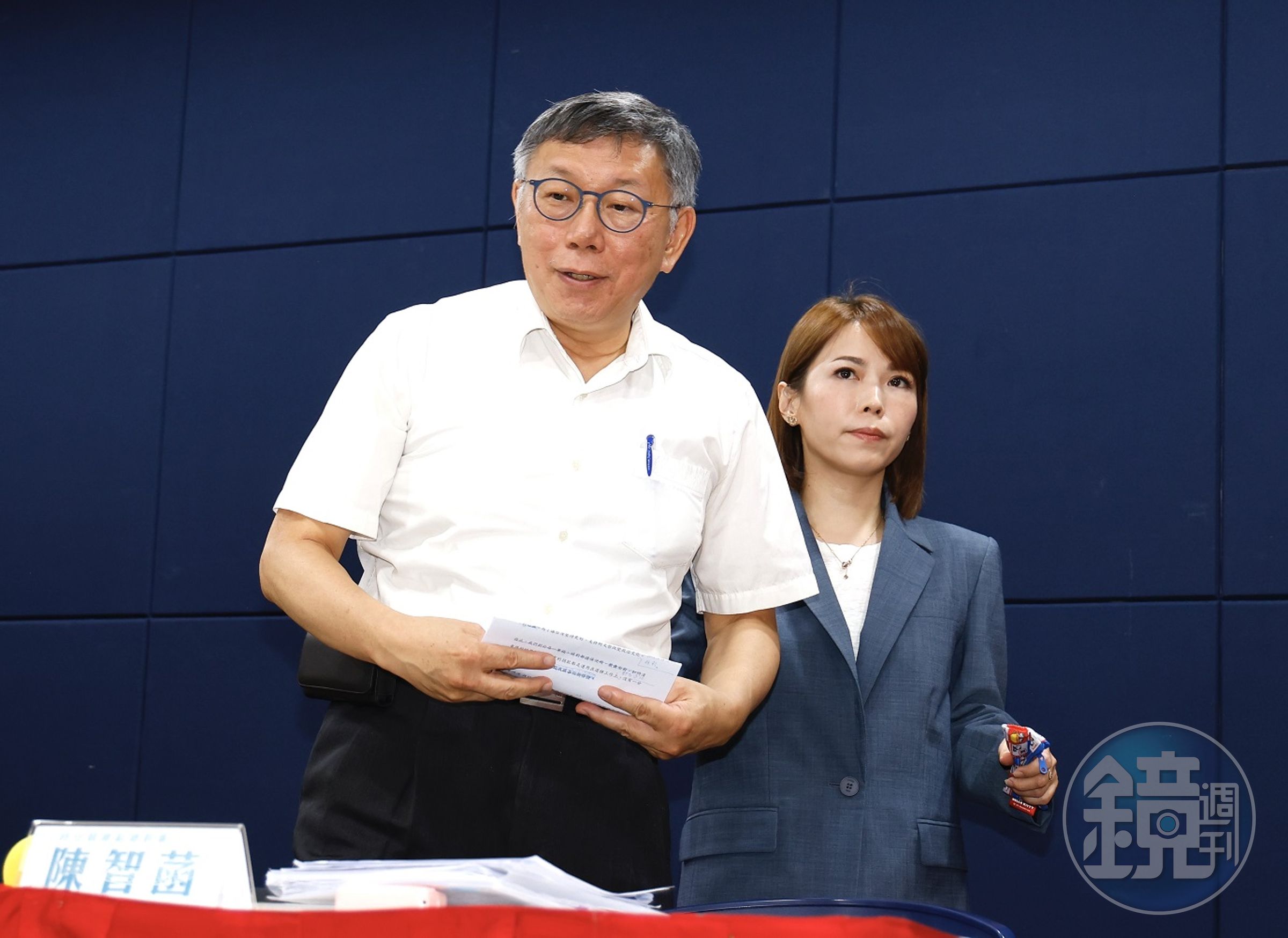 假帳風暴延燒,柯文哲(左)向支持者致歉,強調絕不能因少數人錯誤讓第三勢力火苗熄滅。(本刊資料照)