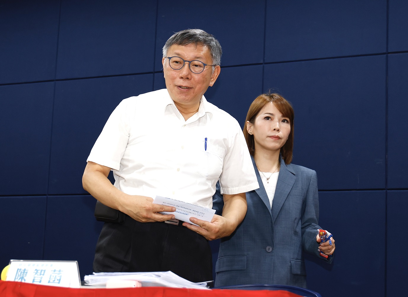 假帳風暴延燒，柯文哲（左）向支持者致歉，強調絕不能因少數人錯誤讓第三勢力火苗熄滅。（本刊資料照）