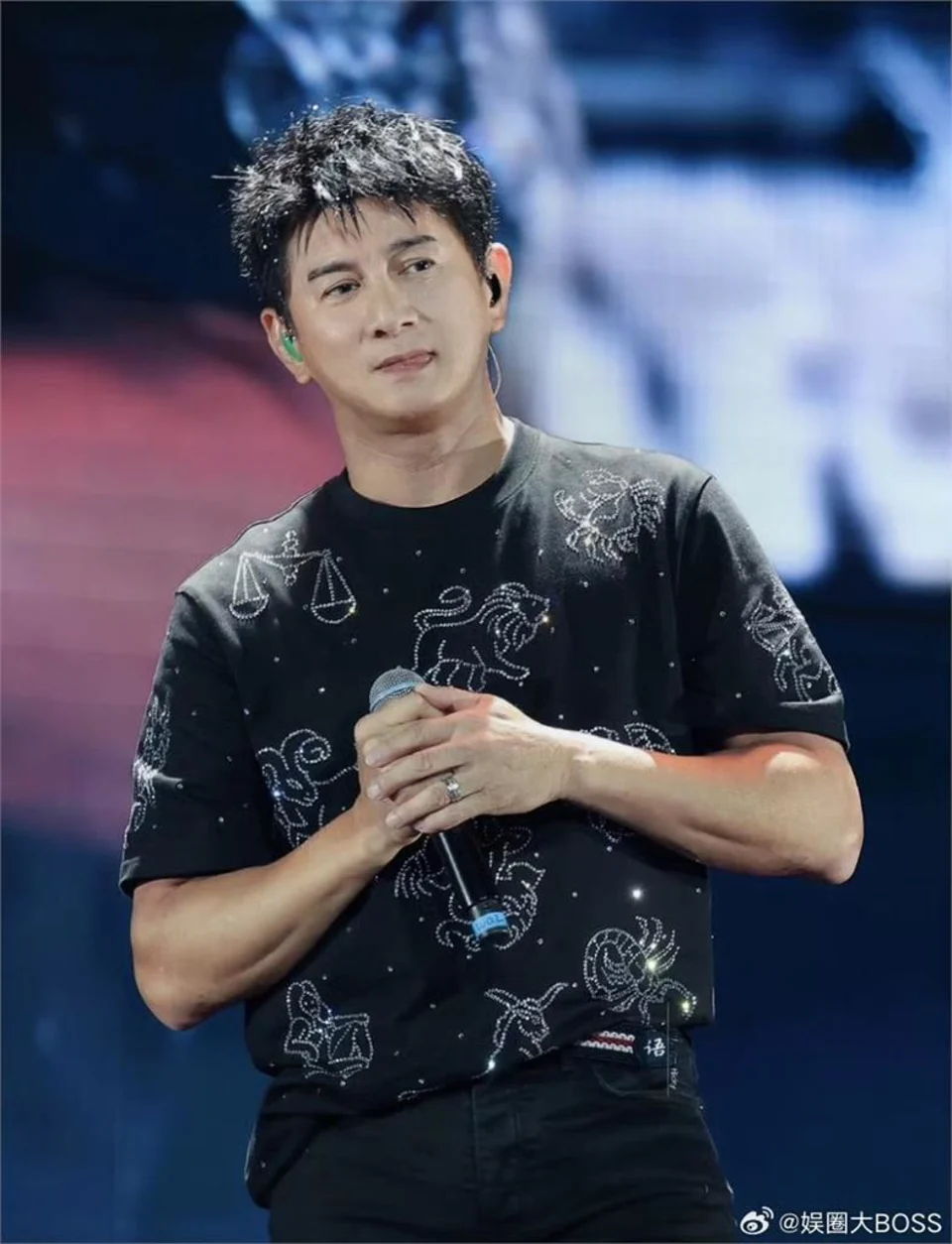   吳奇隆婚後「左手無名指上的婚戒」幾乎形影不離。（翻攝自微博）