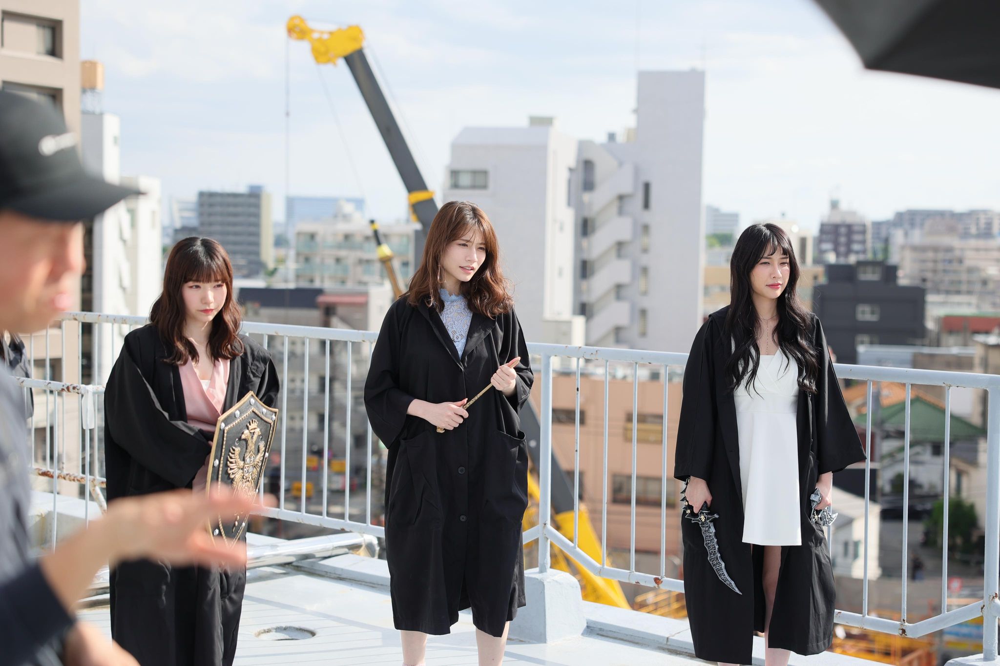 左起：三浜唯、河北彩伽、KIRA詹云晴現身東京街頭，拍攝台灣影視。（讀者提供）