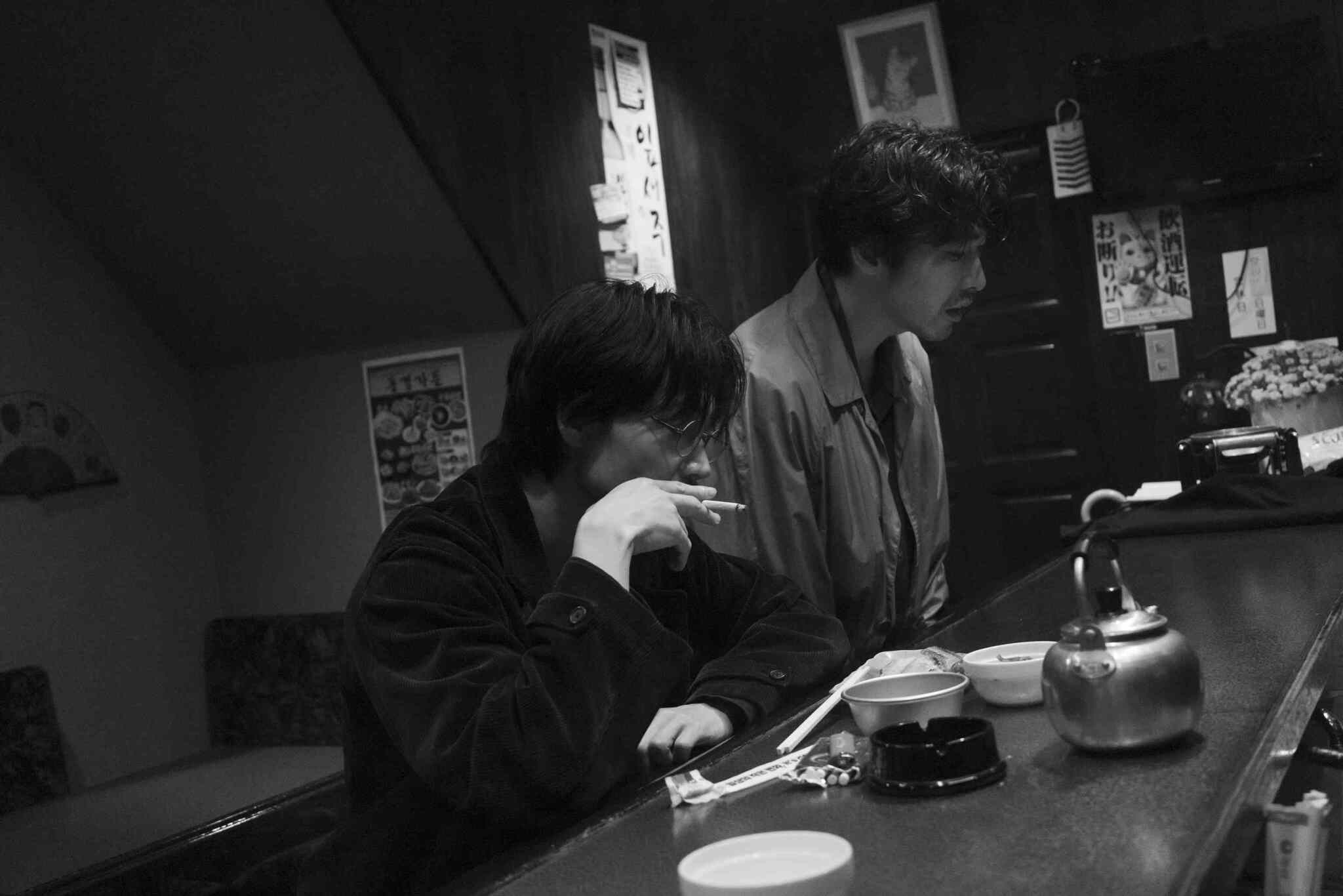 由綾野剛（左）和柄本佑主演，荒井晴彥執導的《花腐》入選本屆金馬國際影展首映，將於12月1日在台上映。（中影提供）★《鏡週刊》關心您：抽菸有害身心健康。