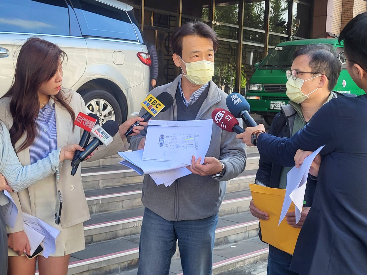 秋雨創新上午在律師陪同下赴台北地檢署控告如念法師及李丞軒涉及詐欺與偽證。